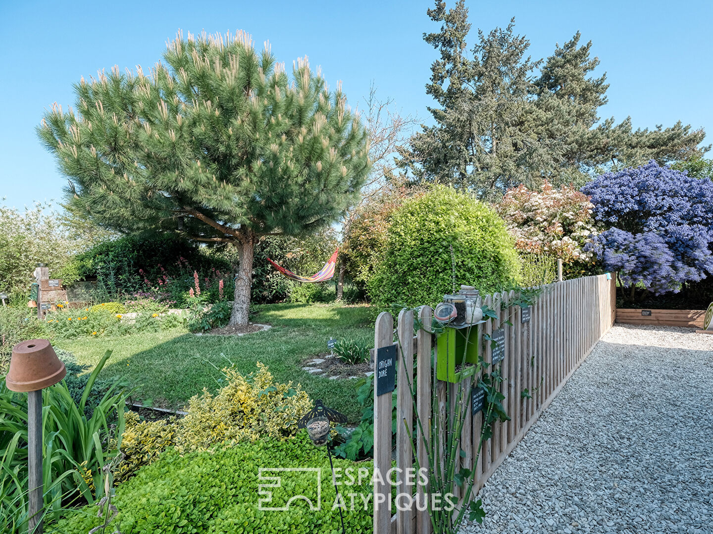 Maison à ossature bois au jardin paysager