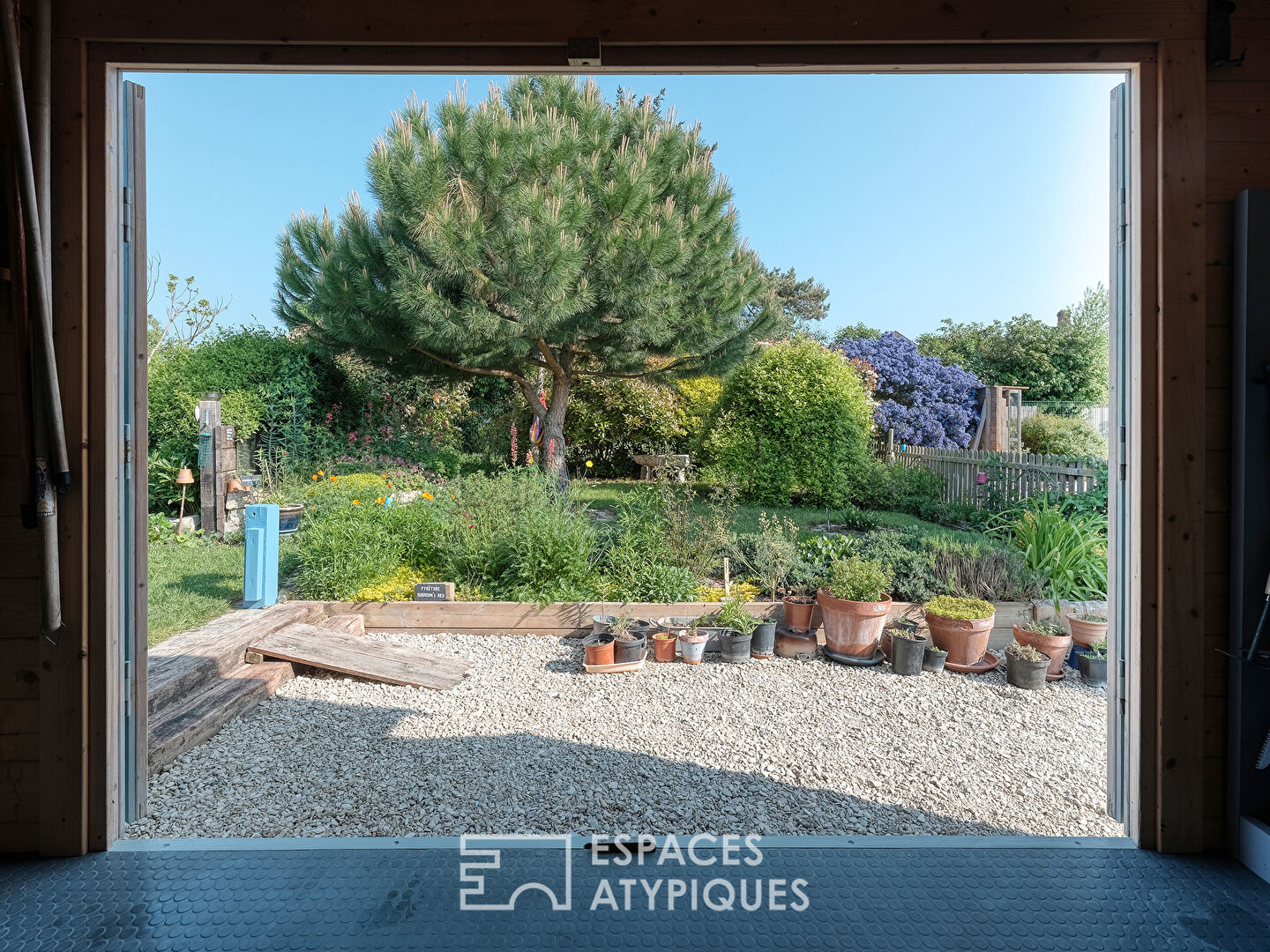 Maison à ossature bois au jardin paysager