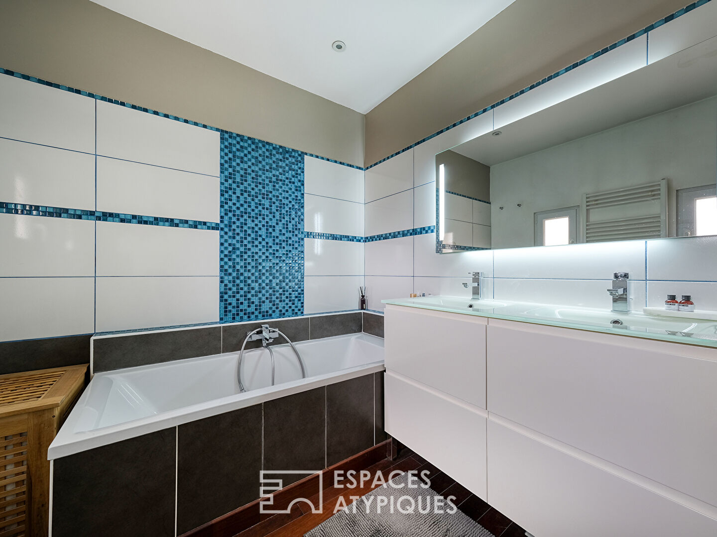 Charmante maison à la rénovation contemporaine, dans un cadre verdoyant