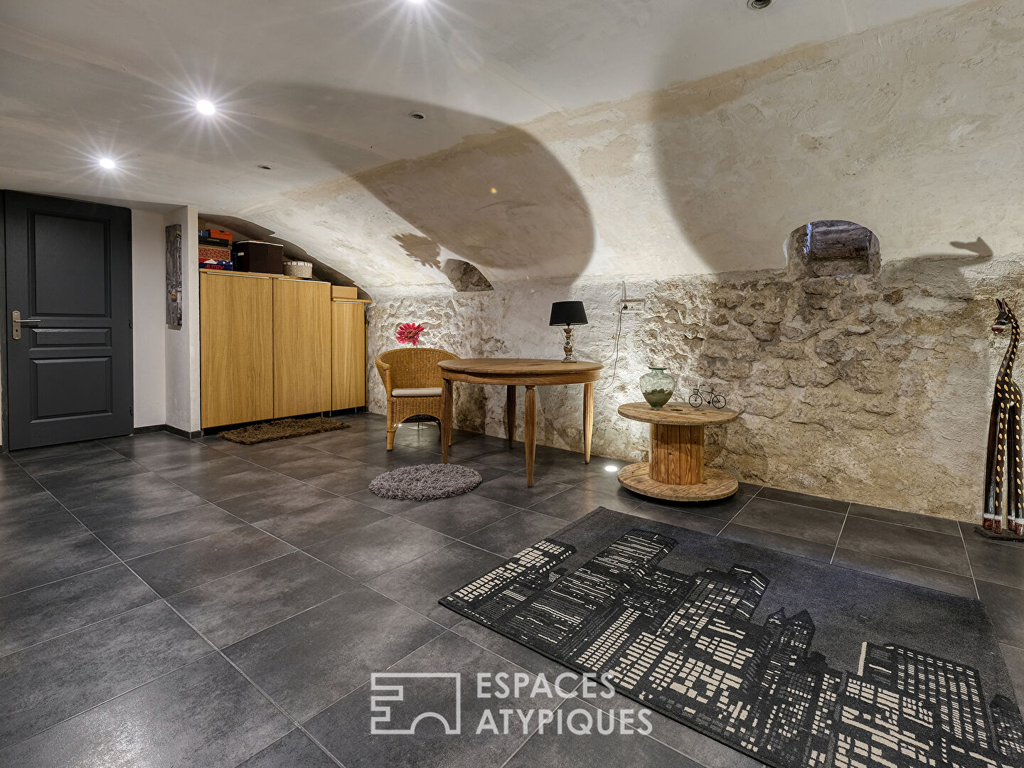 Charmante maison à la rénovation contemporaine, dans un cadre verdoyant