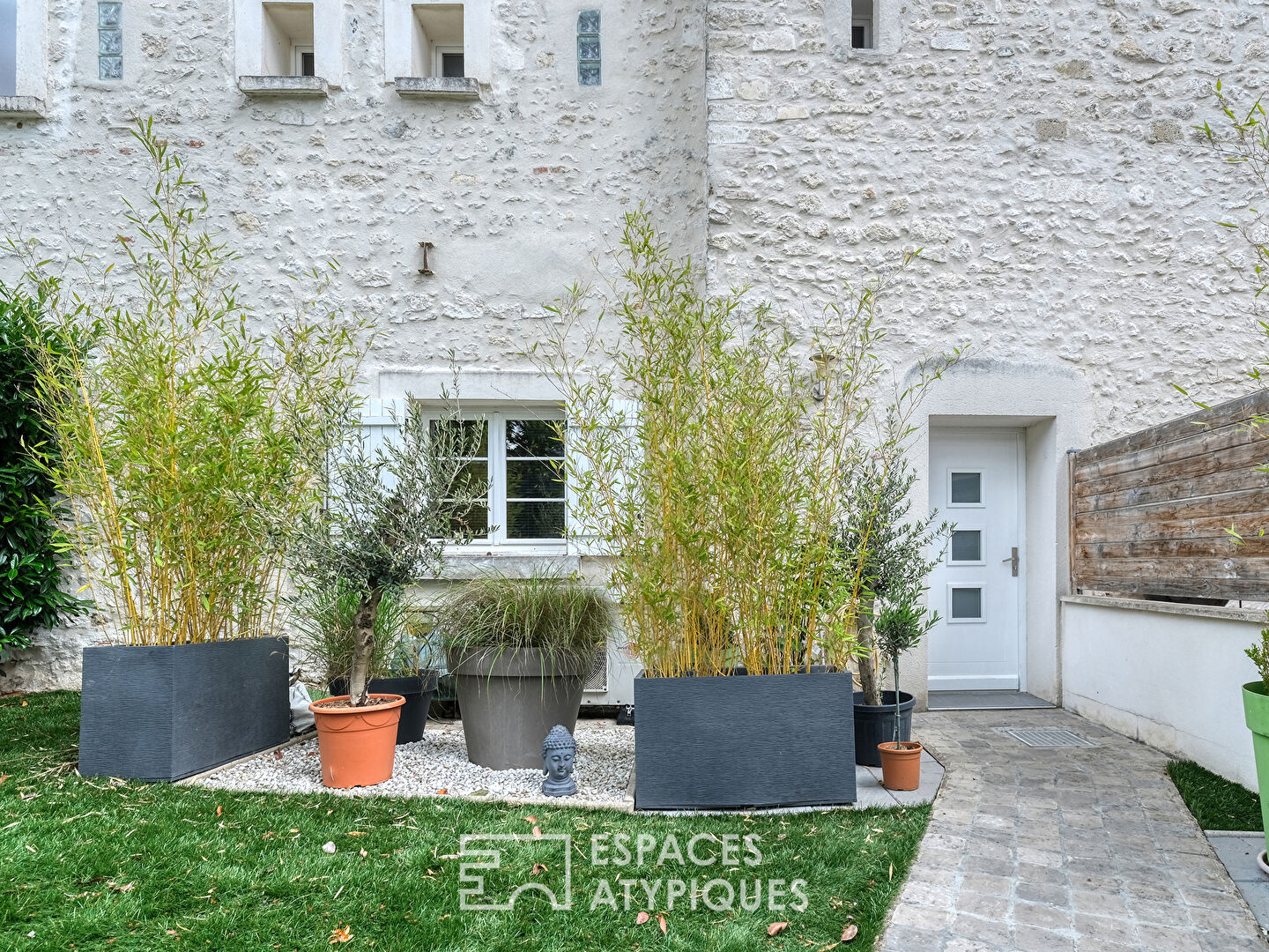 Charmante maison à la rénovation contemporaine, dans un cadre verdoyant