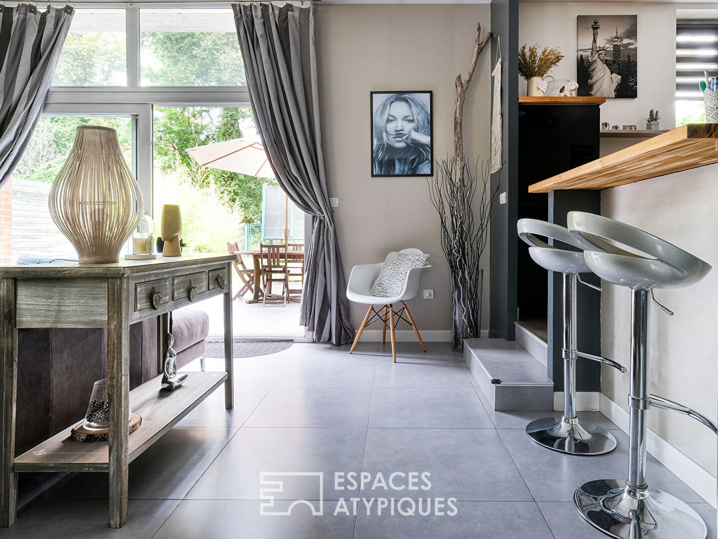 Charmante maison à la rénovation contemporaine, dans un cadre verdoyant