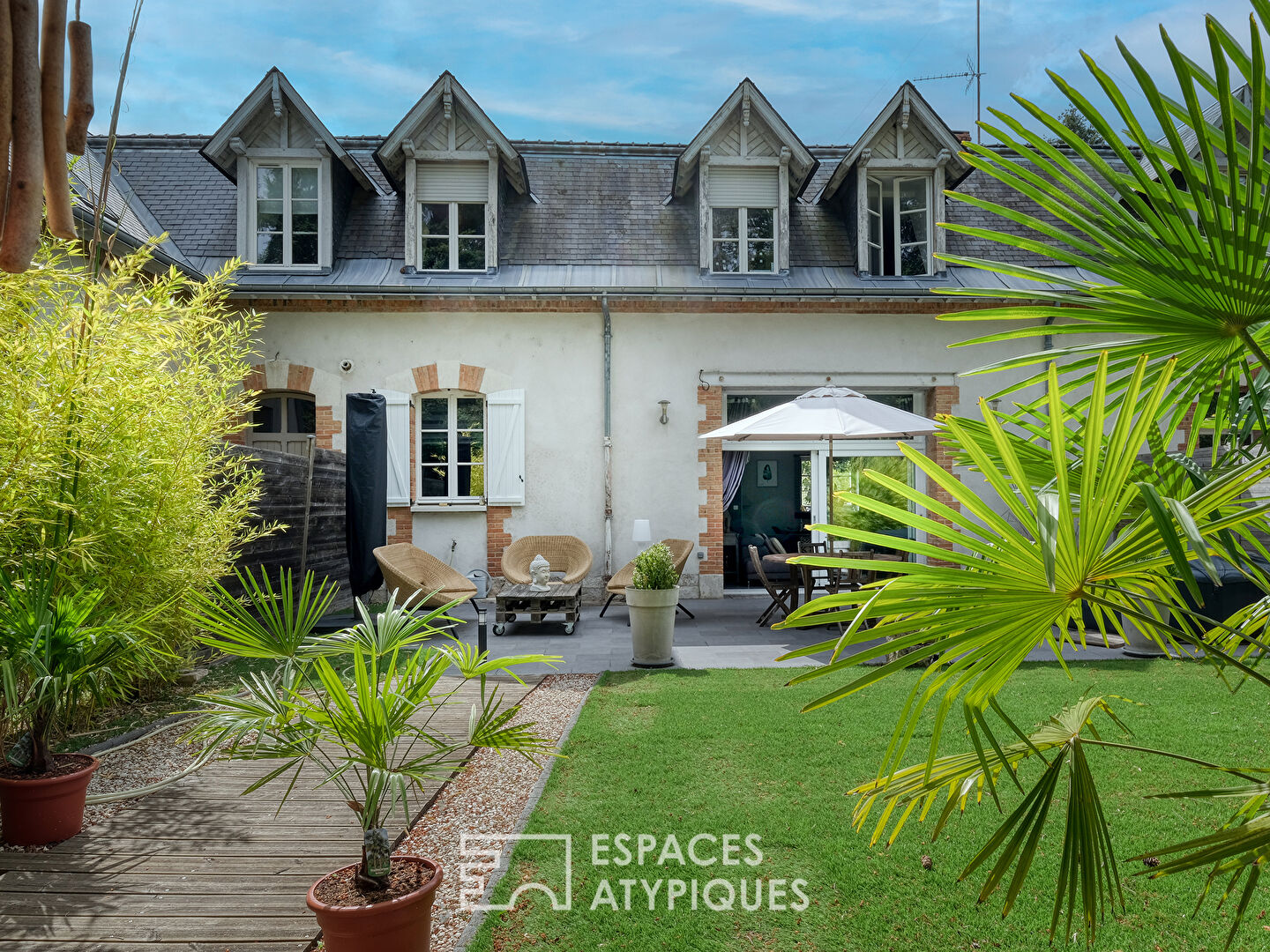 Charmante maison à la rénovation contemporaine, dans un cadre verdoyant