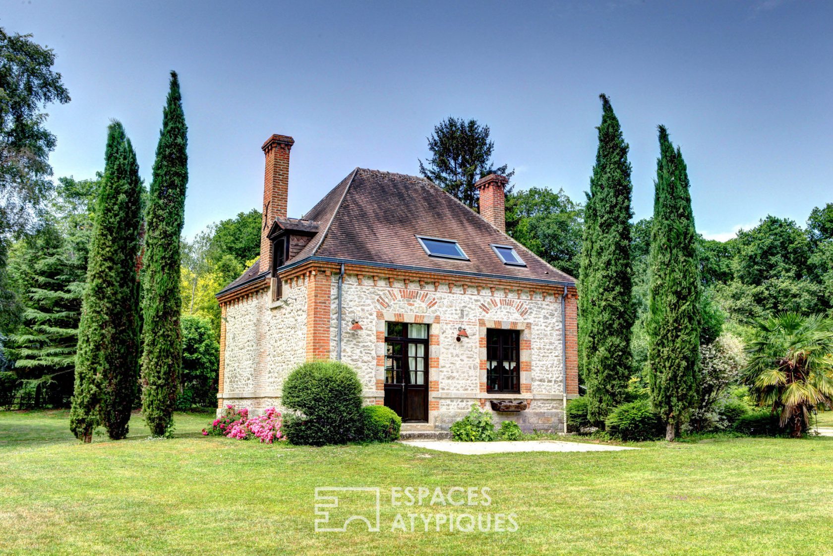 Propriété dans son écrin de verdure avec piscine et étang