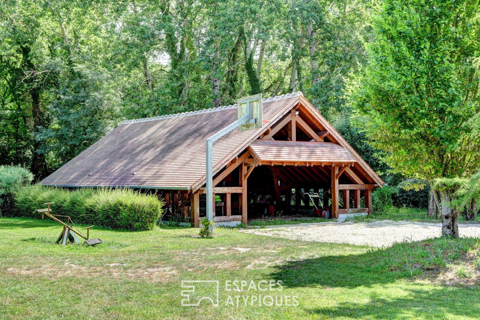 Propriété dans son écrin de verdure avec piscine et étang