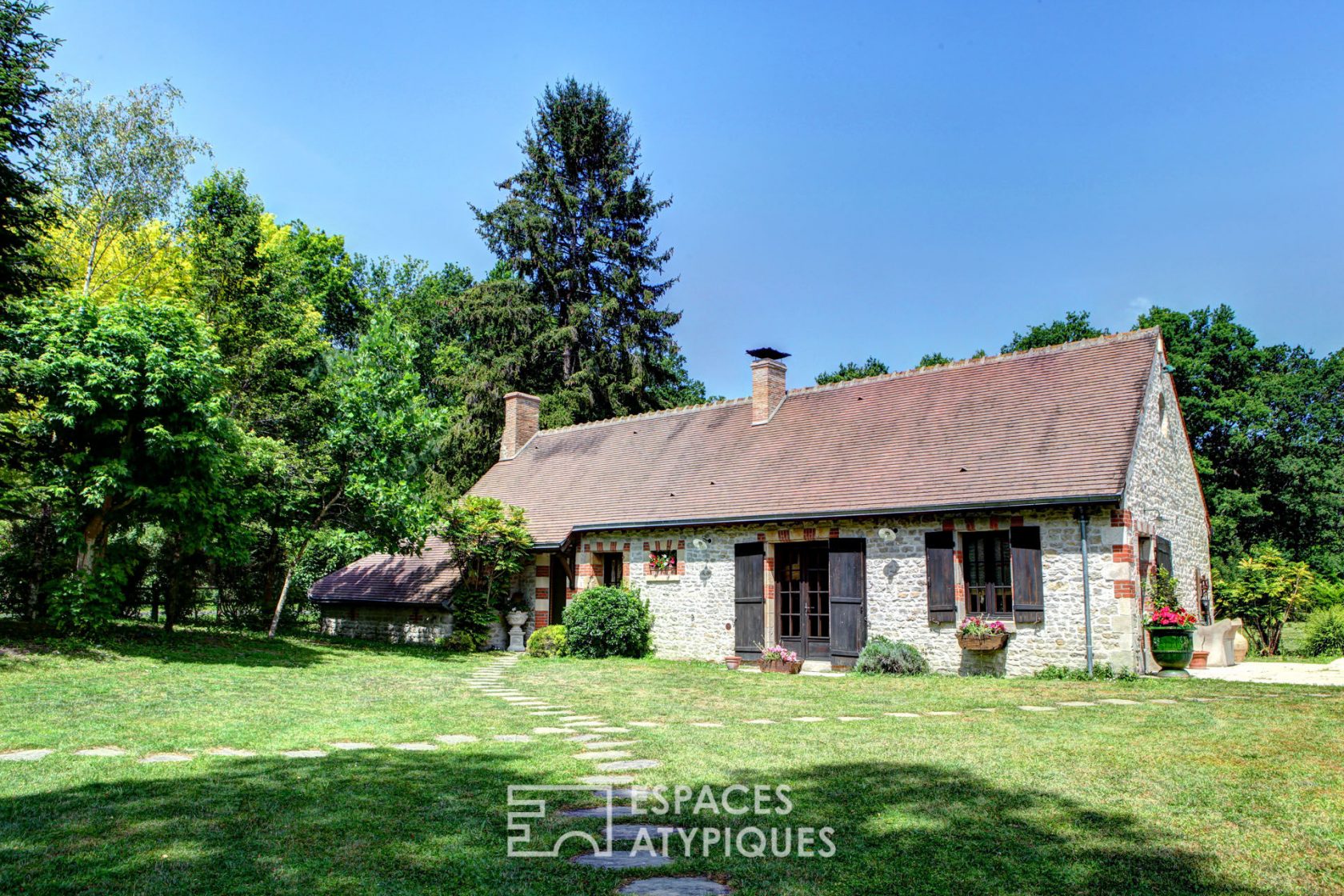 Propriété dans son écrin de verdure avec piscine et étang