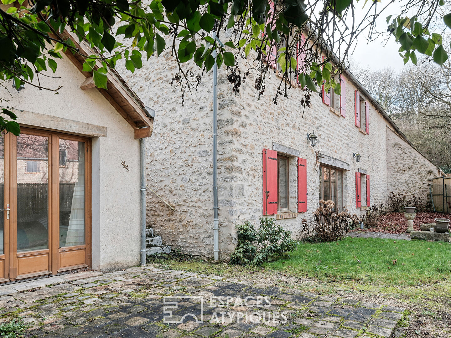 Ancienne grange en pierre dans un cadre préservé