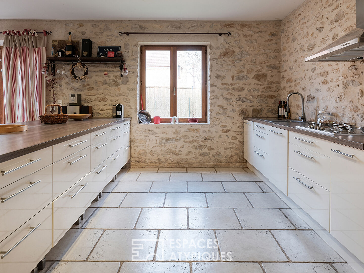 Ancienne grange en pierre dans un cadre préservé