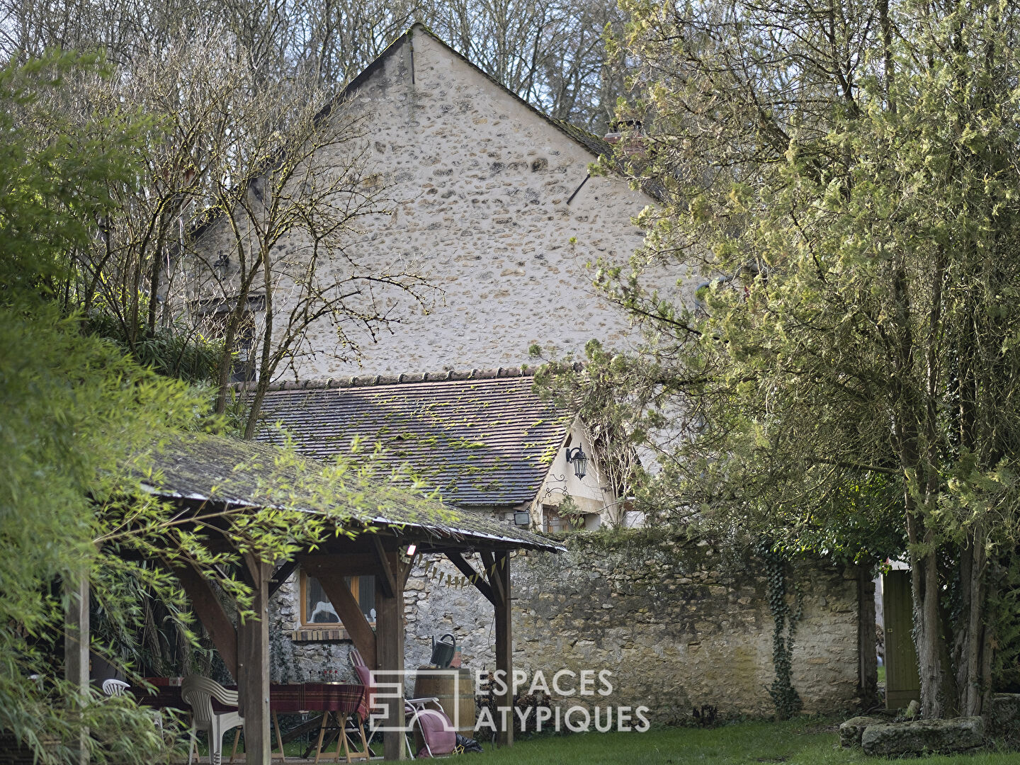 Ancienne grange en pierre dans un cadre préservé