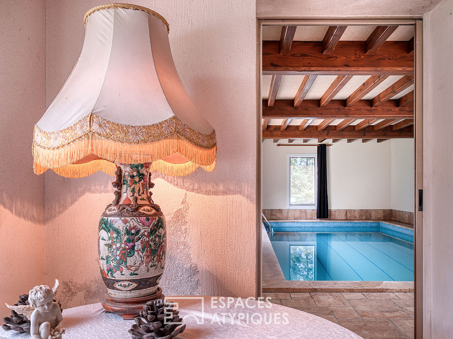Propriété en pierre avec piscine intérieure