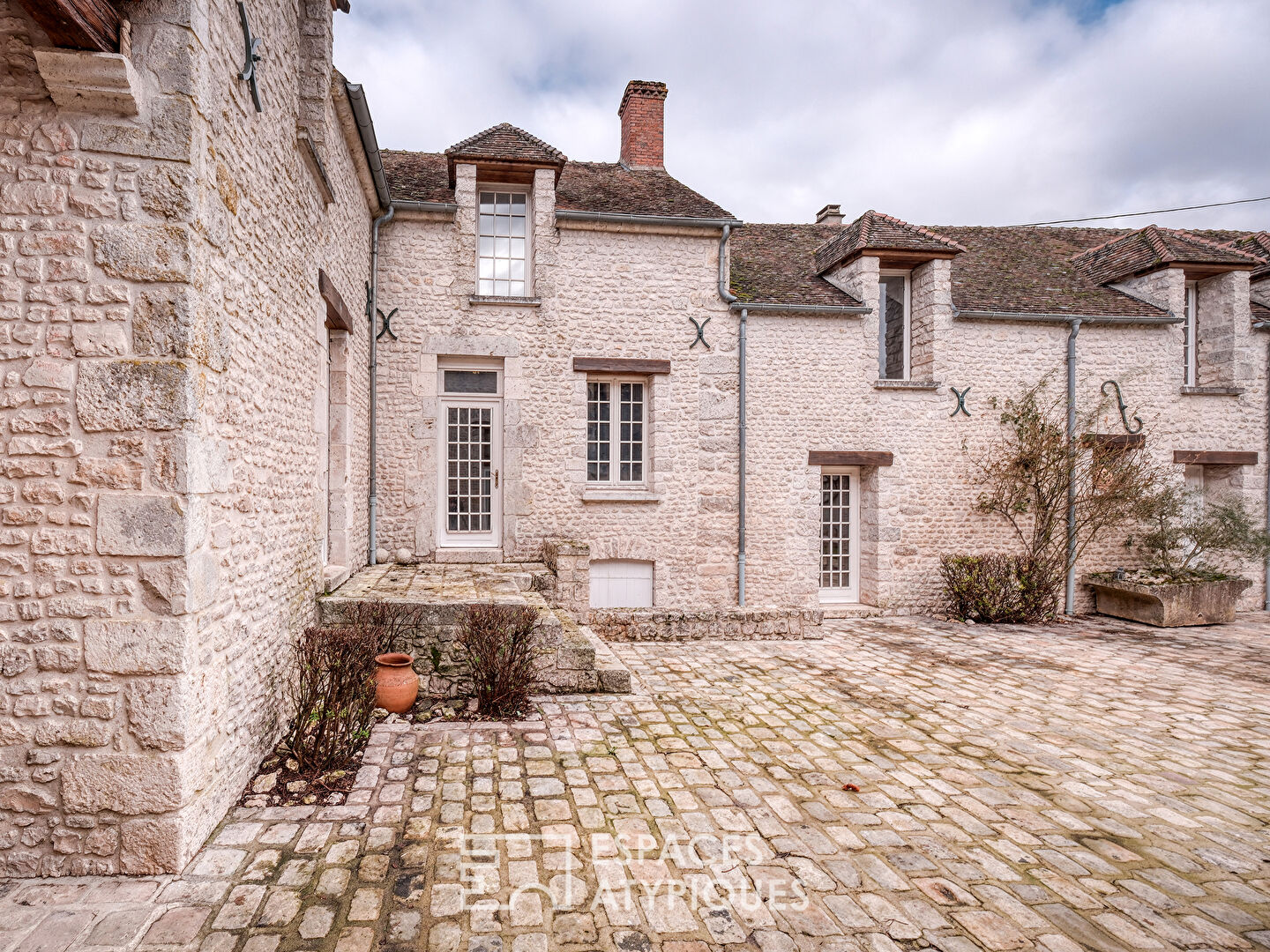 Propriété en pierre avec piscine intérieure
