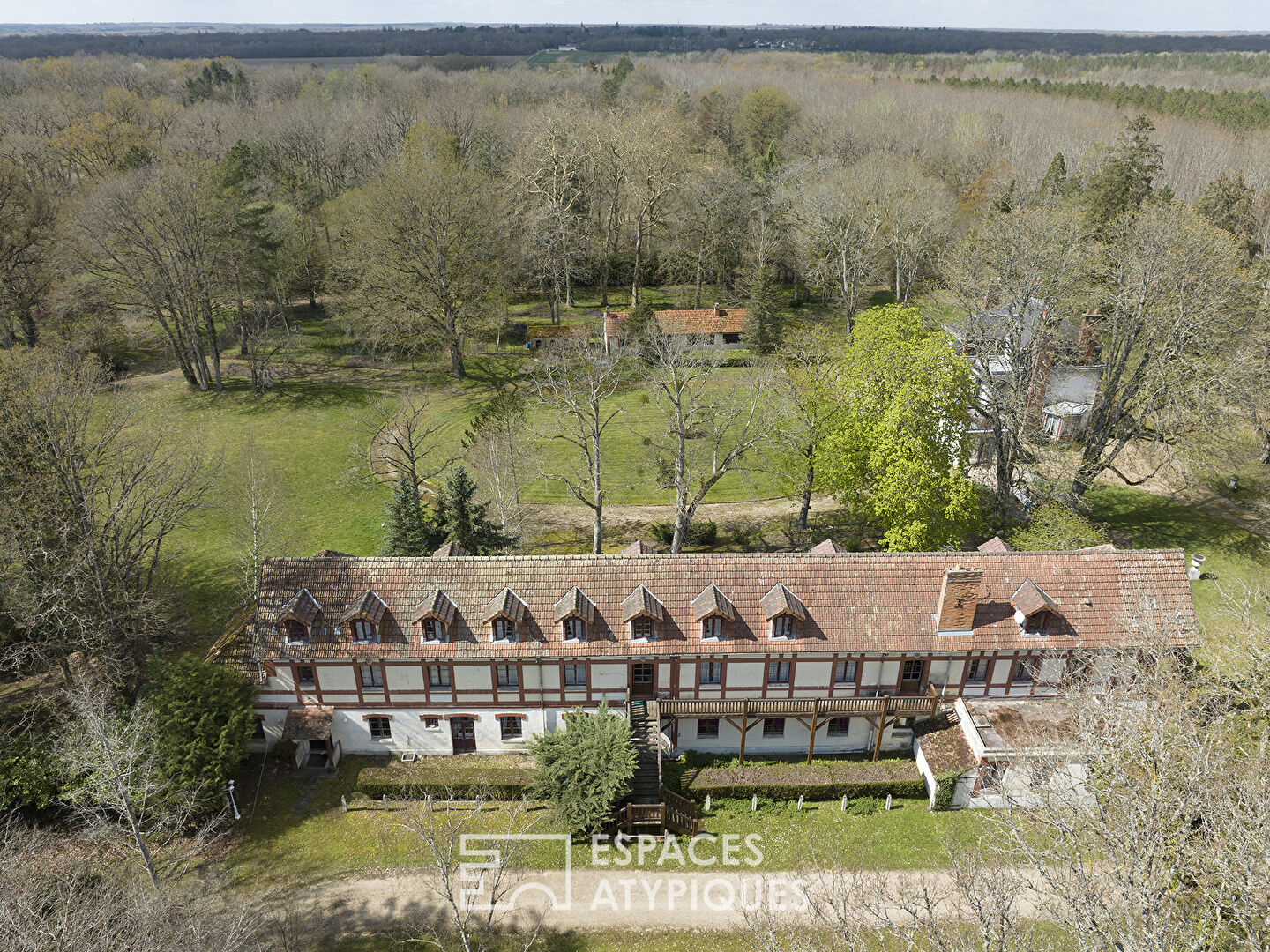 Manoir du XIXème et ancien pavillon de chasse à réinventer