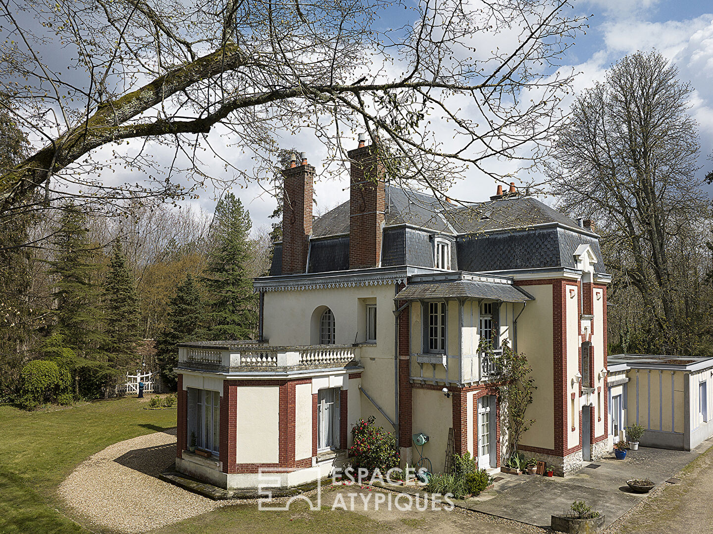 Manoir du XIXème et ancien pavillon de chasse à réinventer