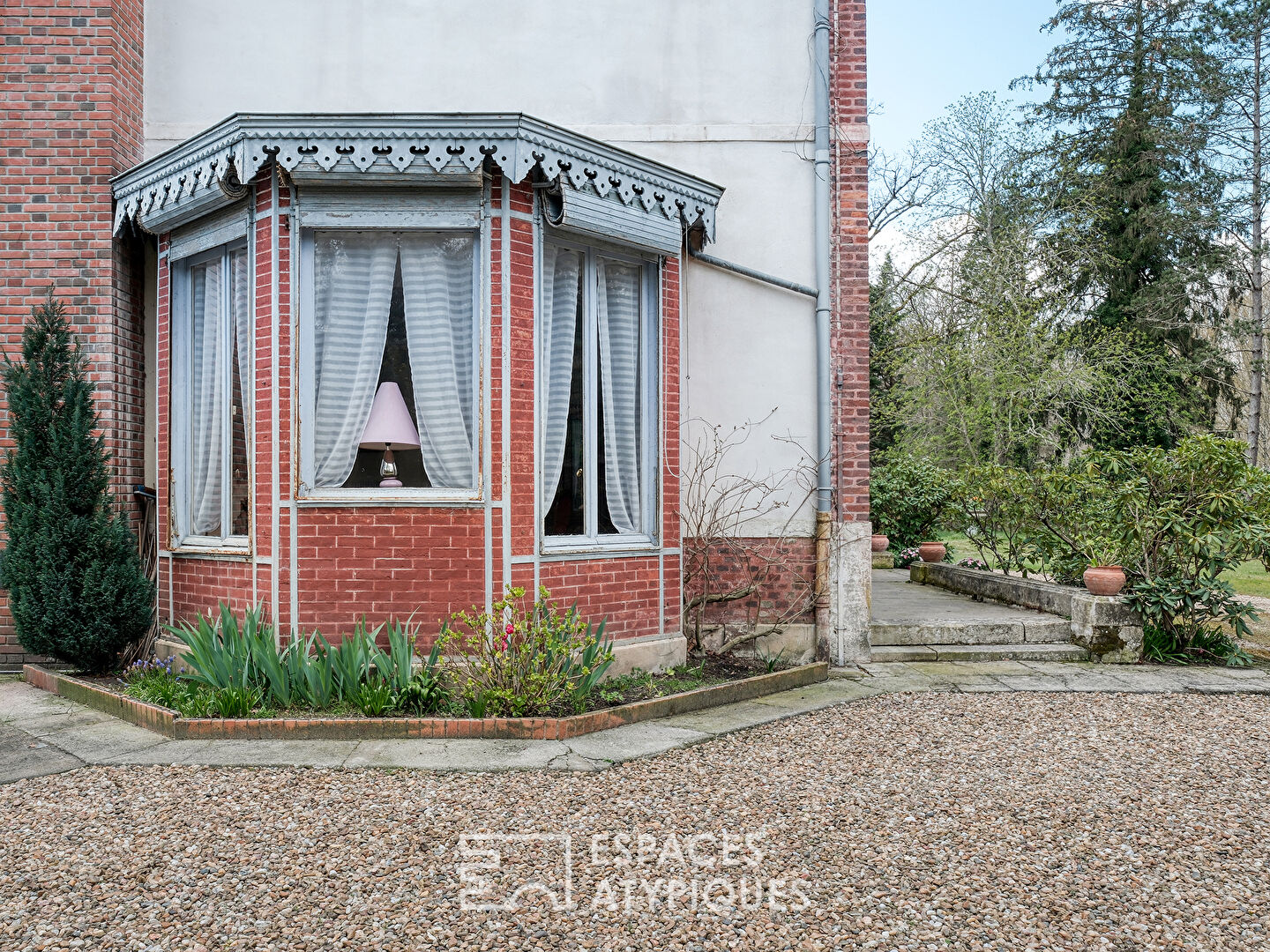 Manoir du XIXème et ancien pavillon de chasse à réinventer