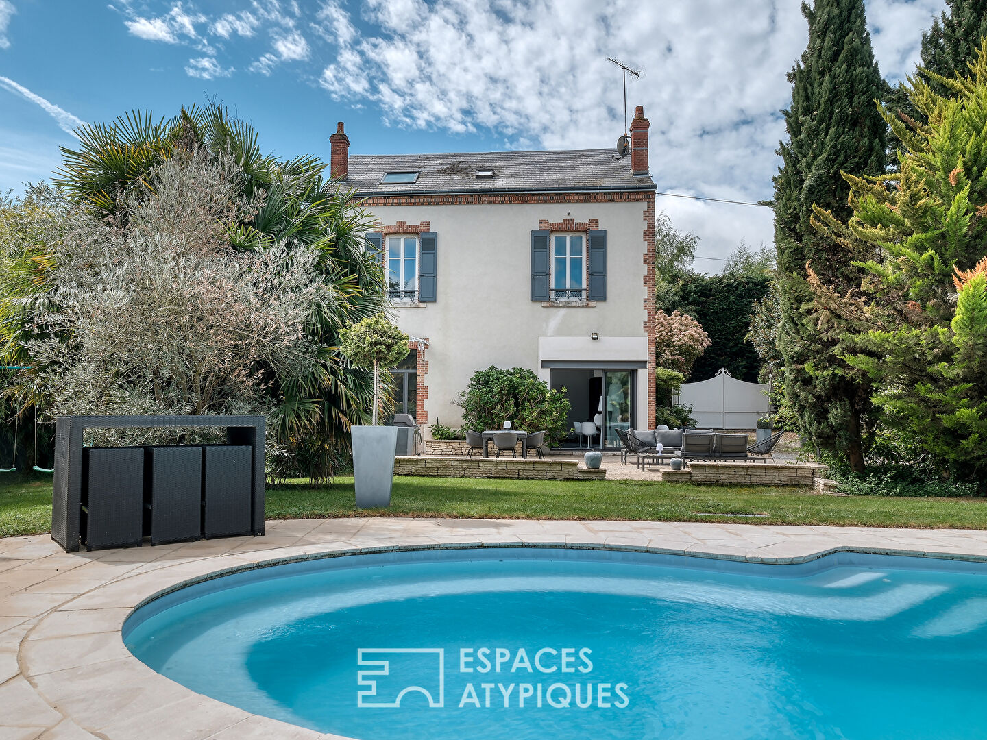 Old house with contemporary renovation and its green setting