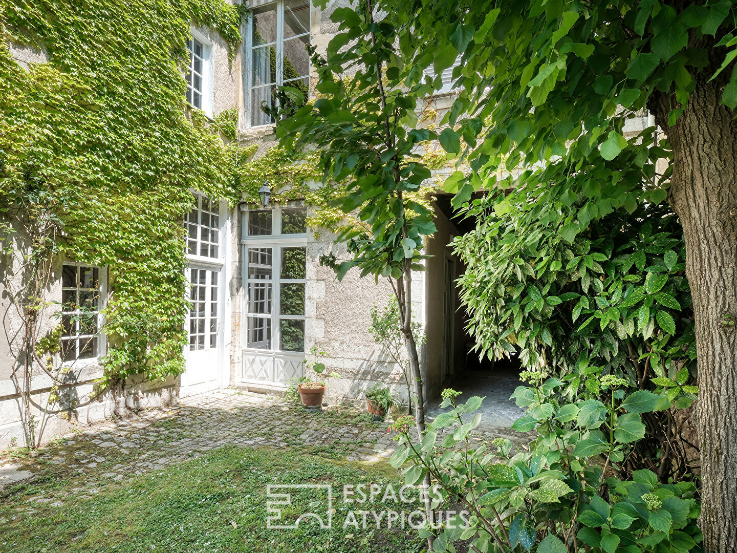 Maison bourgeoise et son jardin intimiste