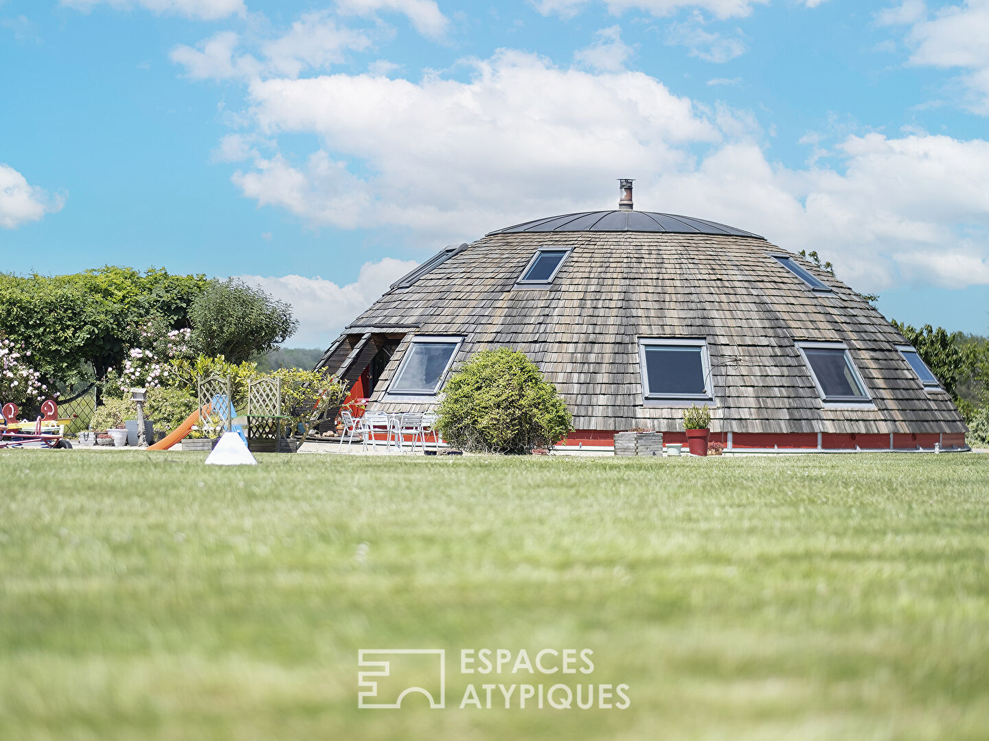 Maison ronde en bois qui tourne avec le soleil