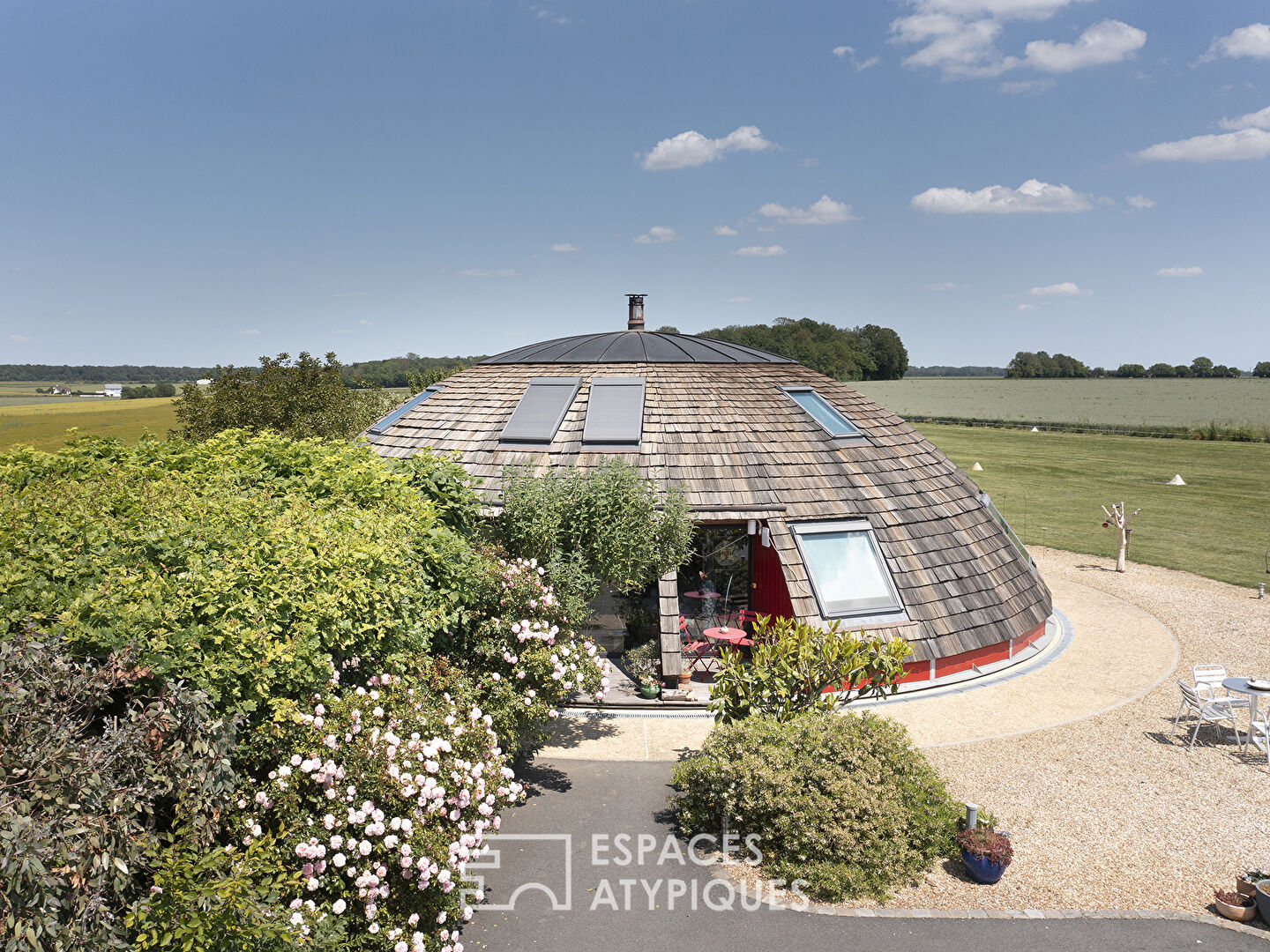 Maison ronde en bois qui tourne avec le soleil