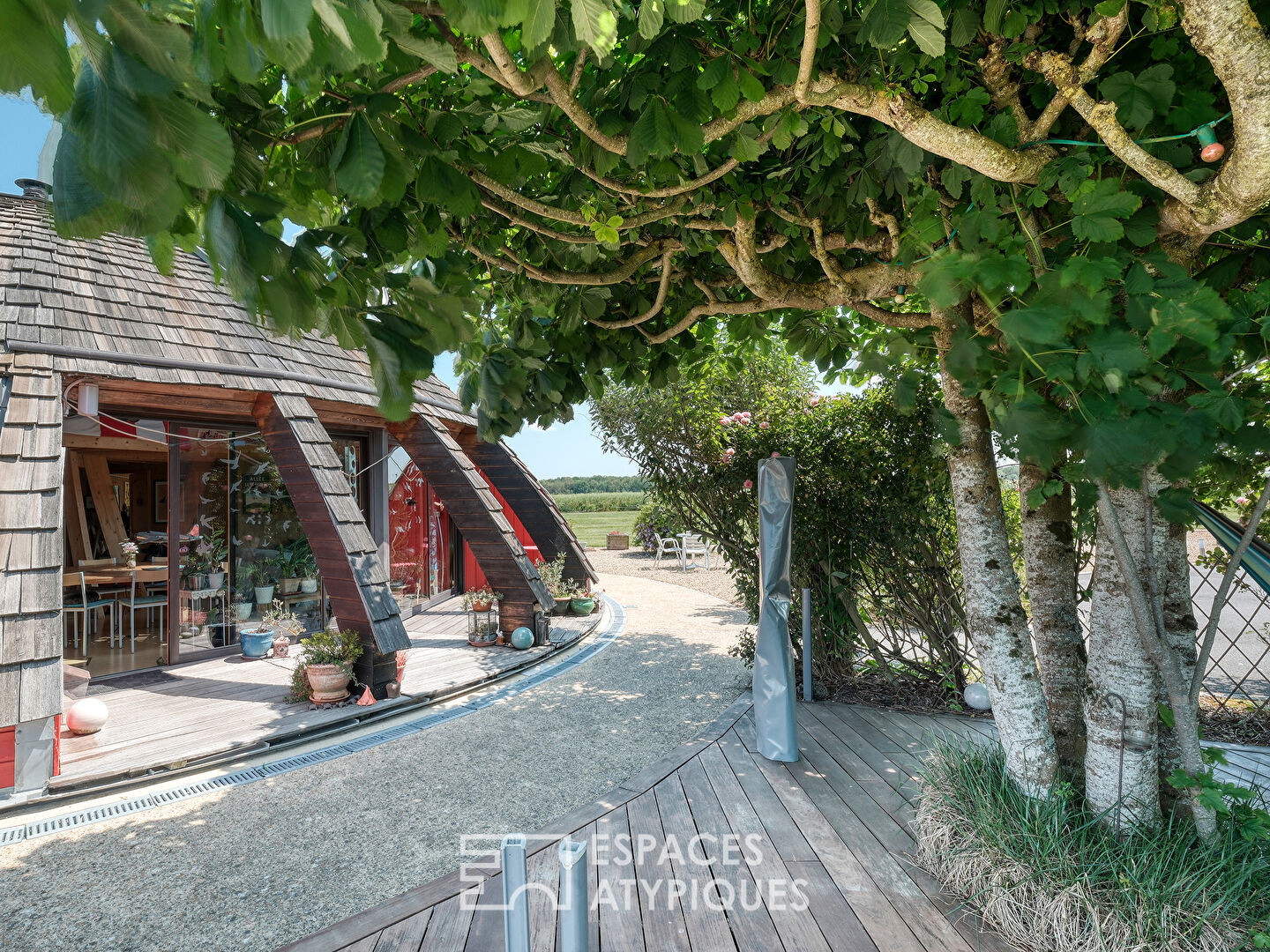 Maison ronde en bois qui tourne avec le soleil