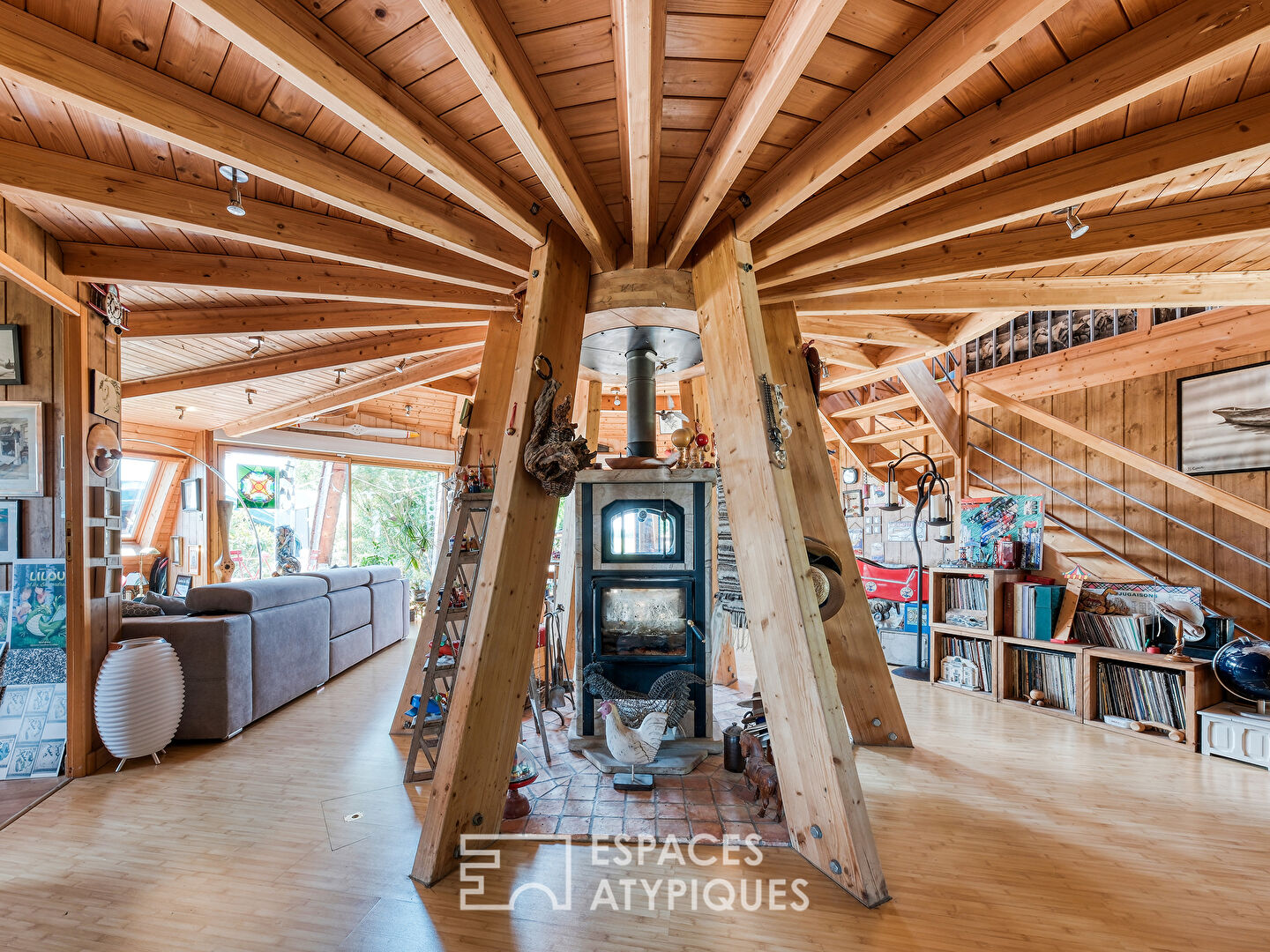 Maison ronde en bois qui tourne avec le soleil