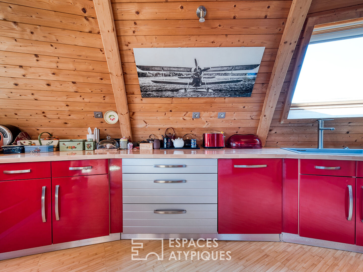 Maison ronde en bois qui tourne avec le soleil