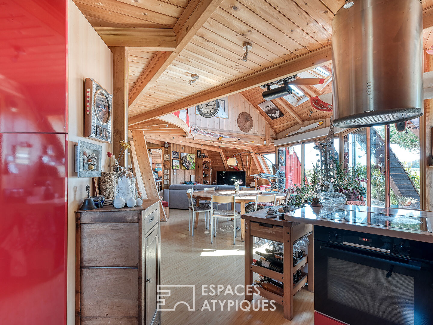 Maison ronde en bois qui tourne avec le soleil