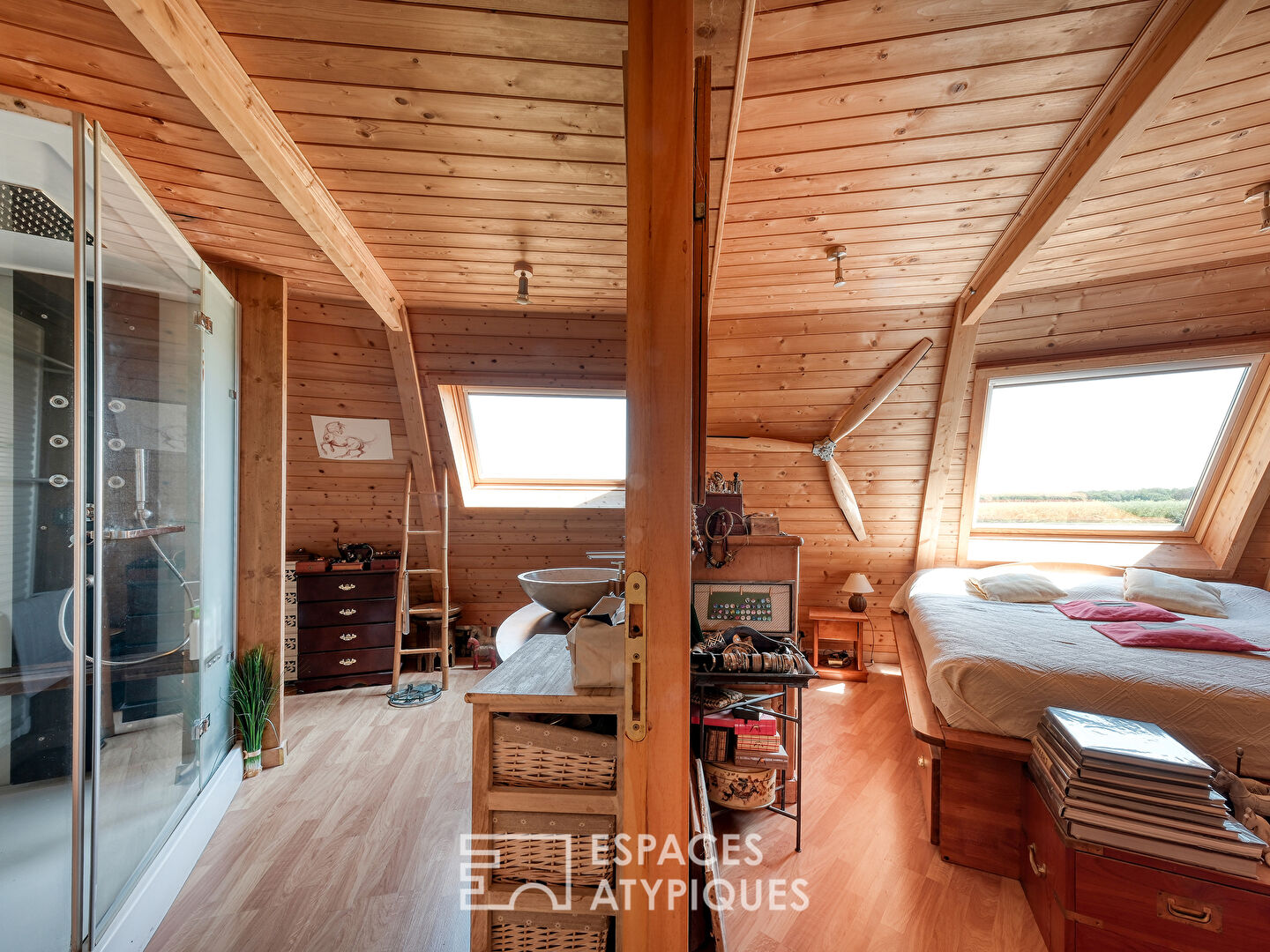 Maison ronde en bois qui tourne avec le soleil