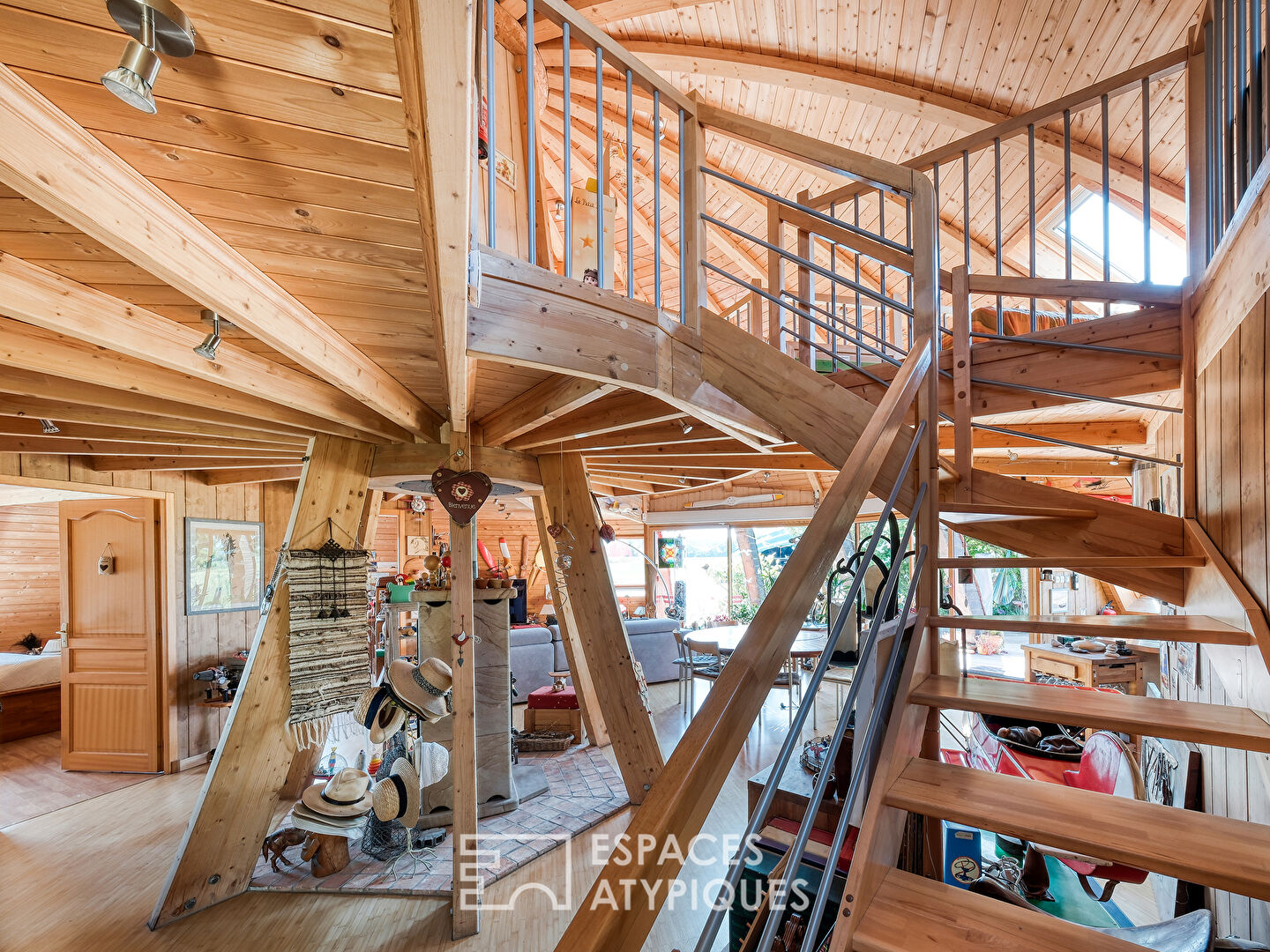 Maison ronde en bois qui tourne avec le soleil