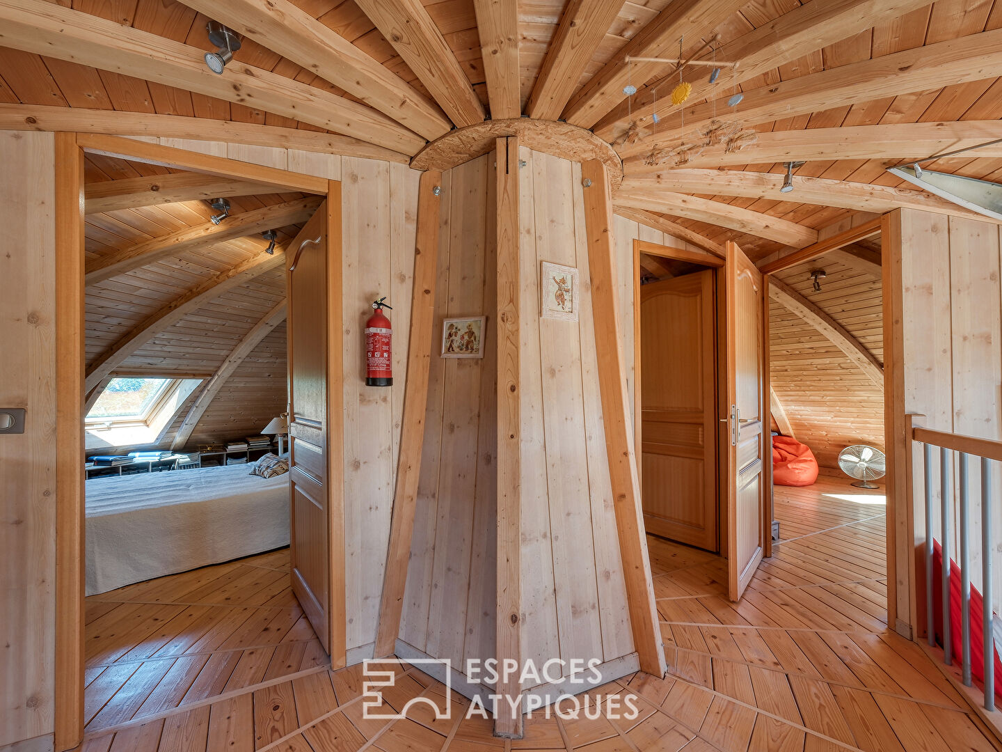 Maison ronde en bois qui tourne avec le soleil