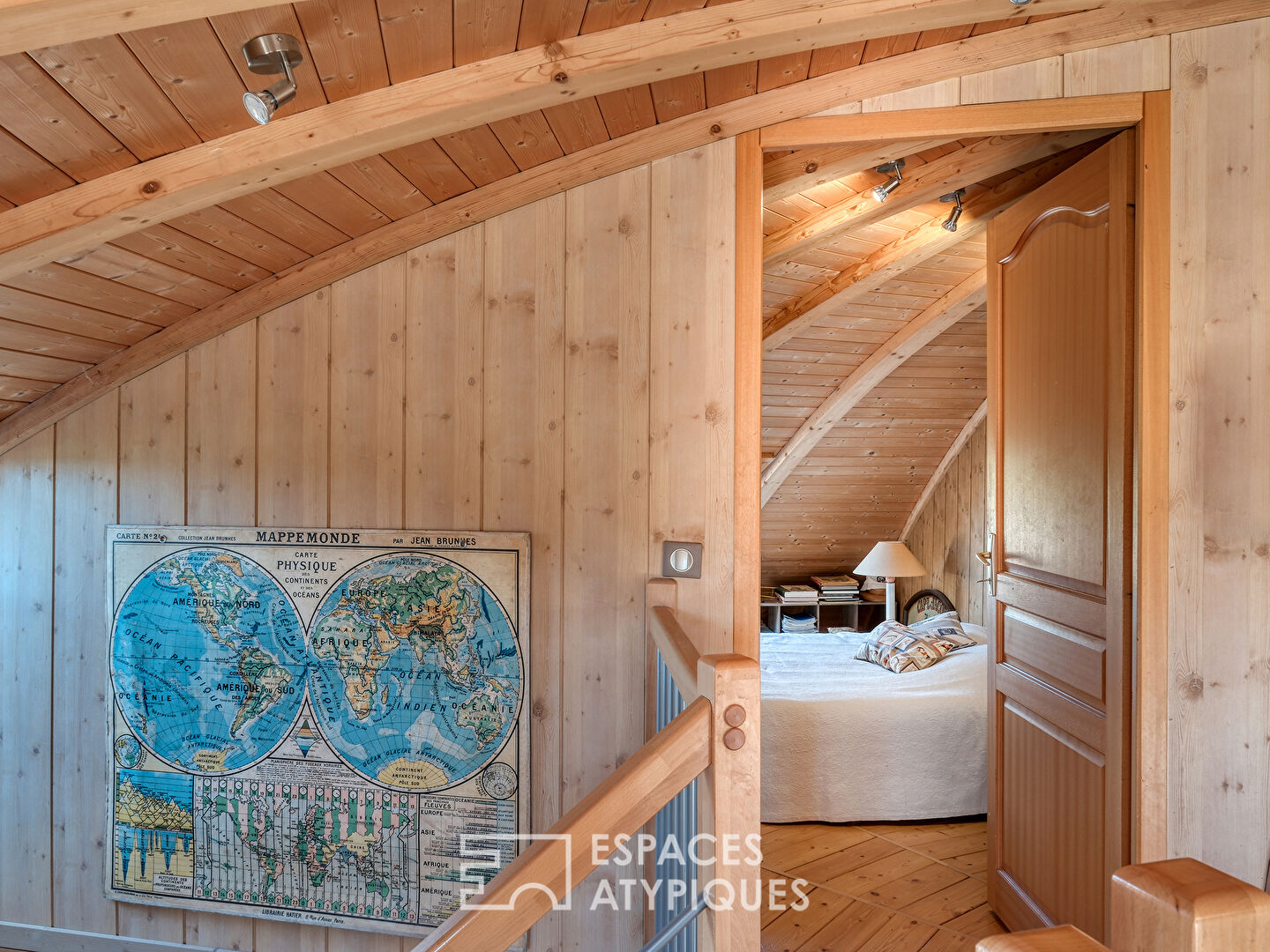 Maison ronde en bois qui tourne avec le soleil