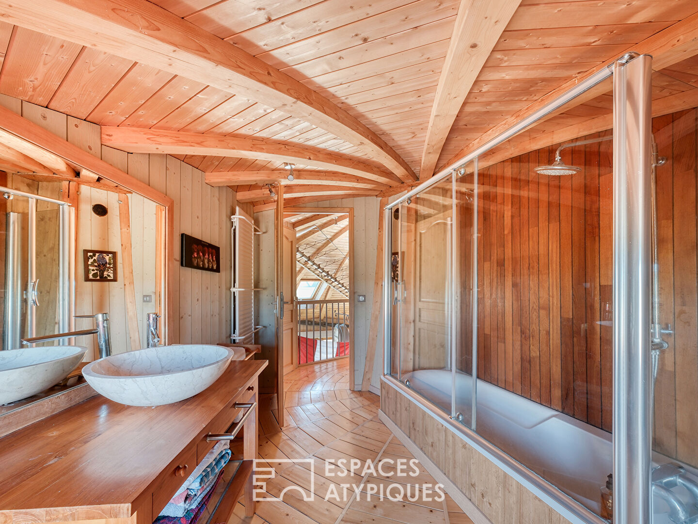 Maison ronde en bois qui tourne avec le soleil
