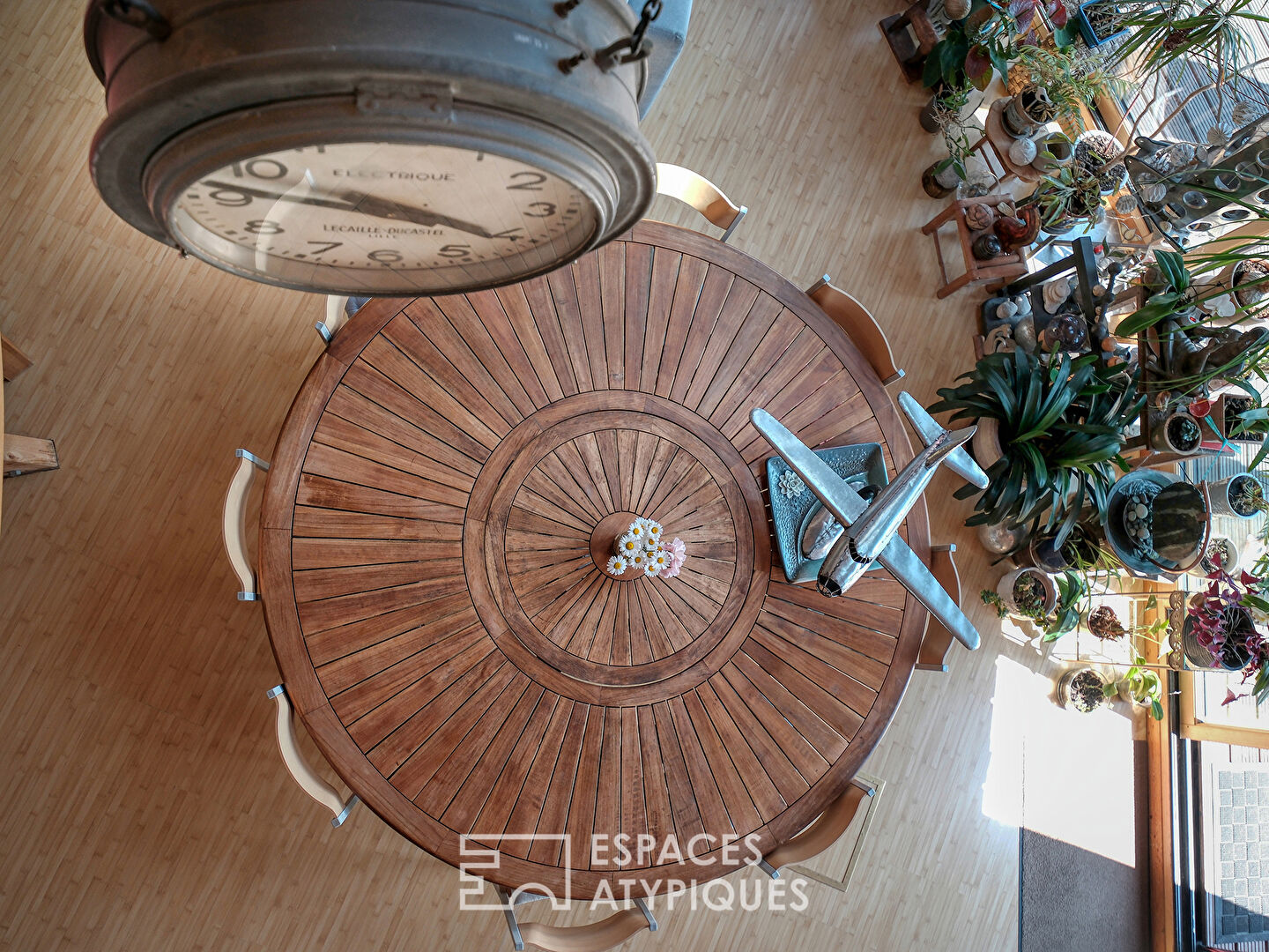 Maison ronde en bois qui tourne avec le soleil