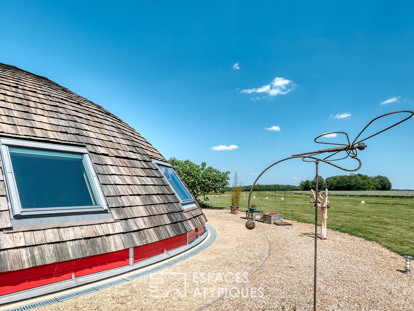 Maison ronde en bois qui tourne avec le soleil