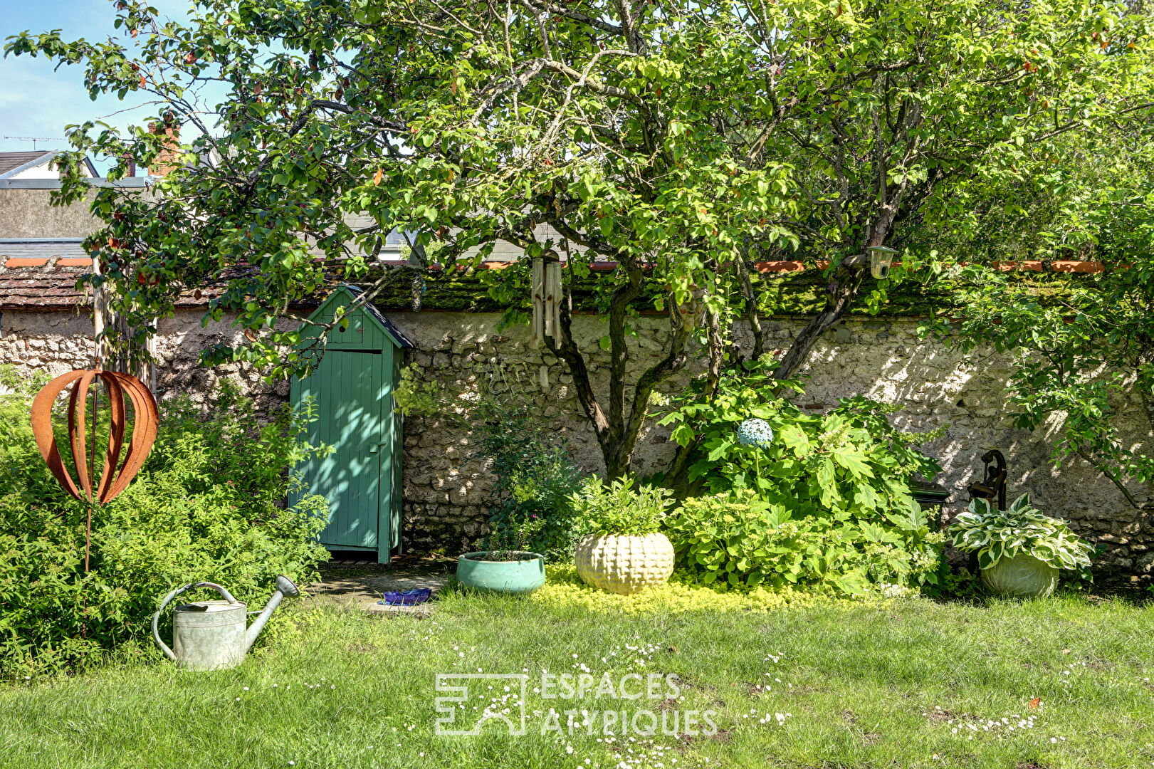 Maison de ville et son jardin bucolique