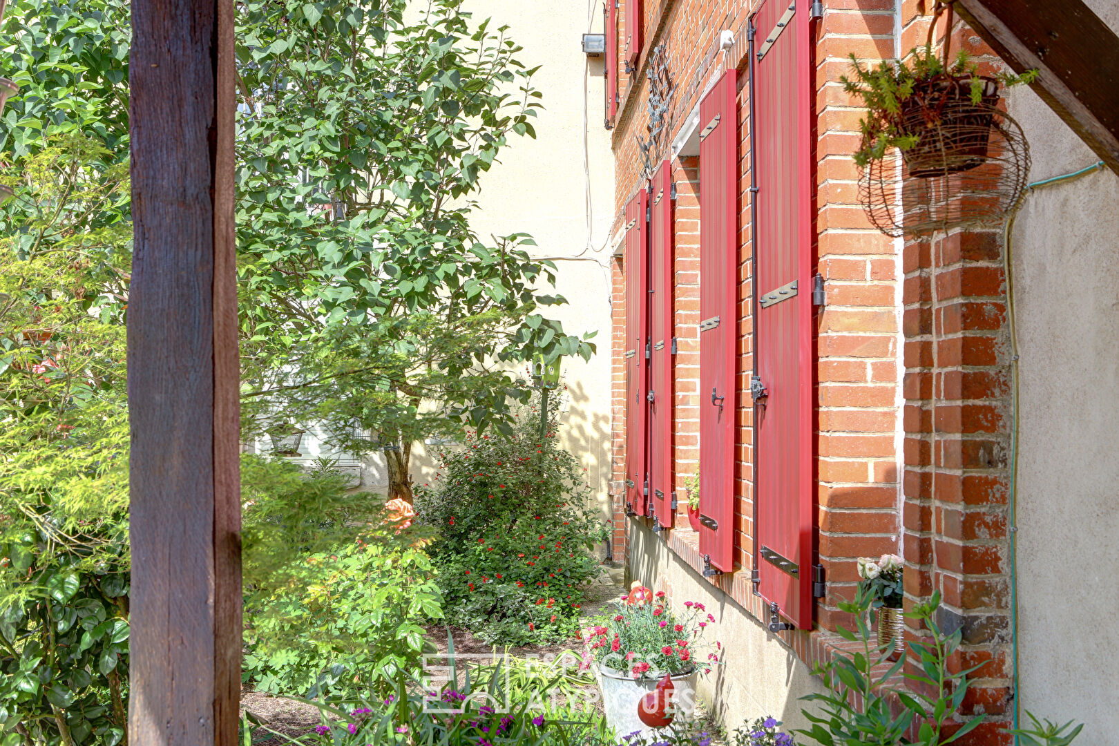 Maison de ville et son jardin bucolique
