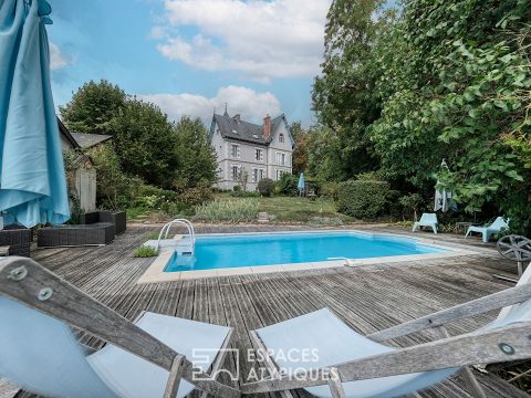 Maison de maître et son jardin luxuriant avec piscine