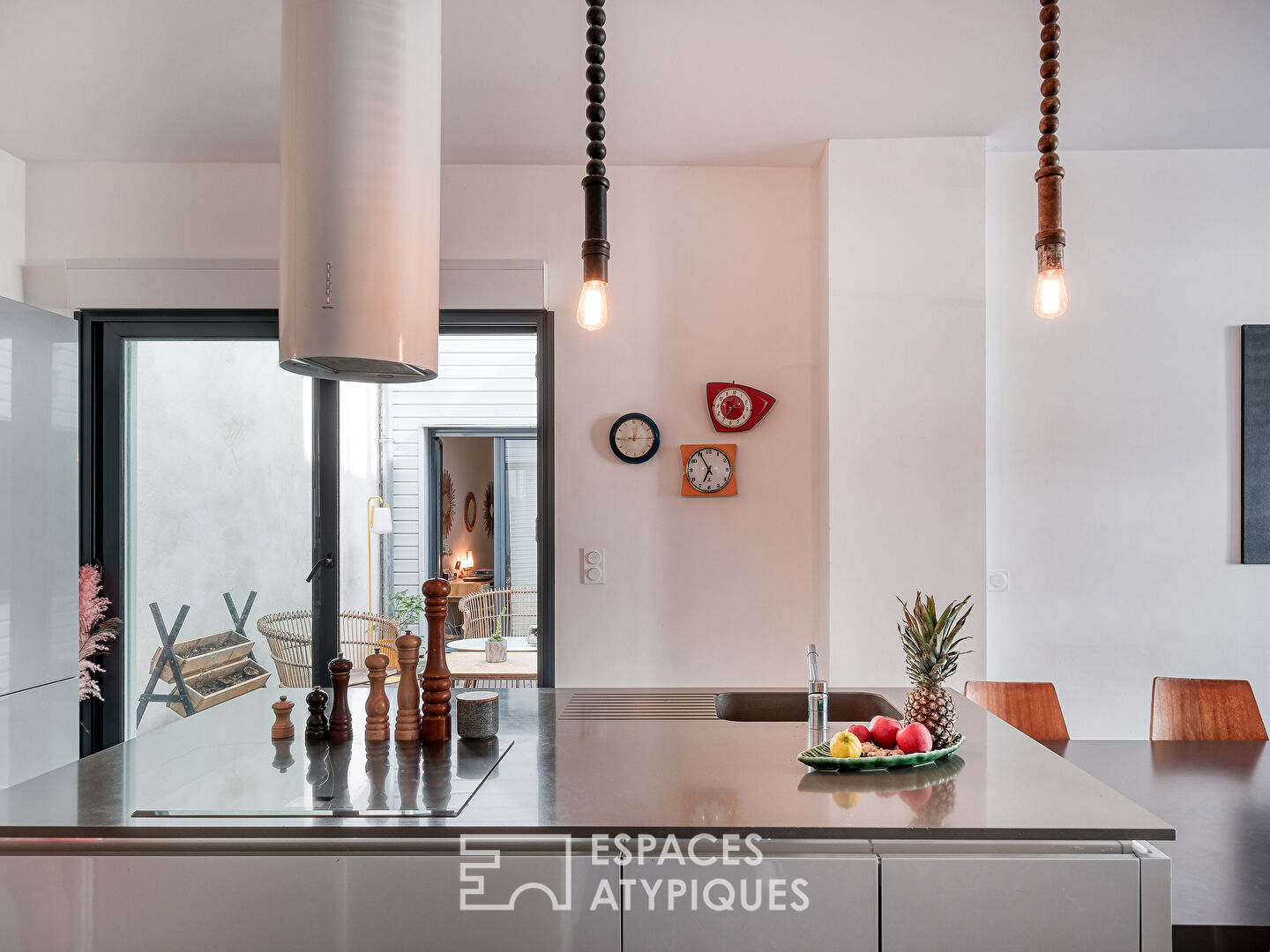 Appartement contemporain avec patio et balcon