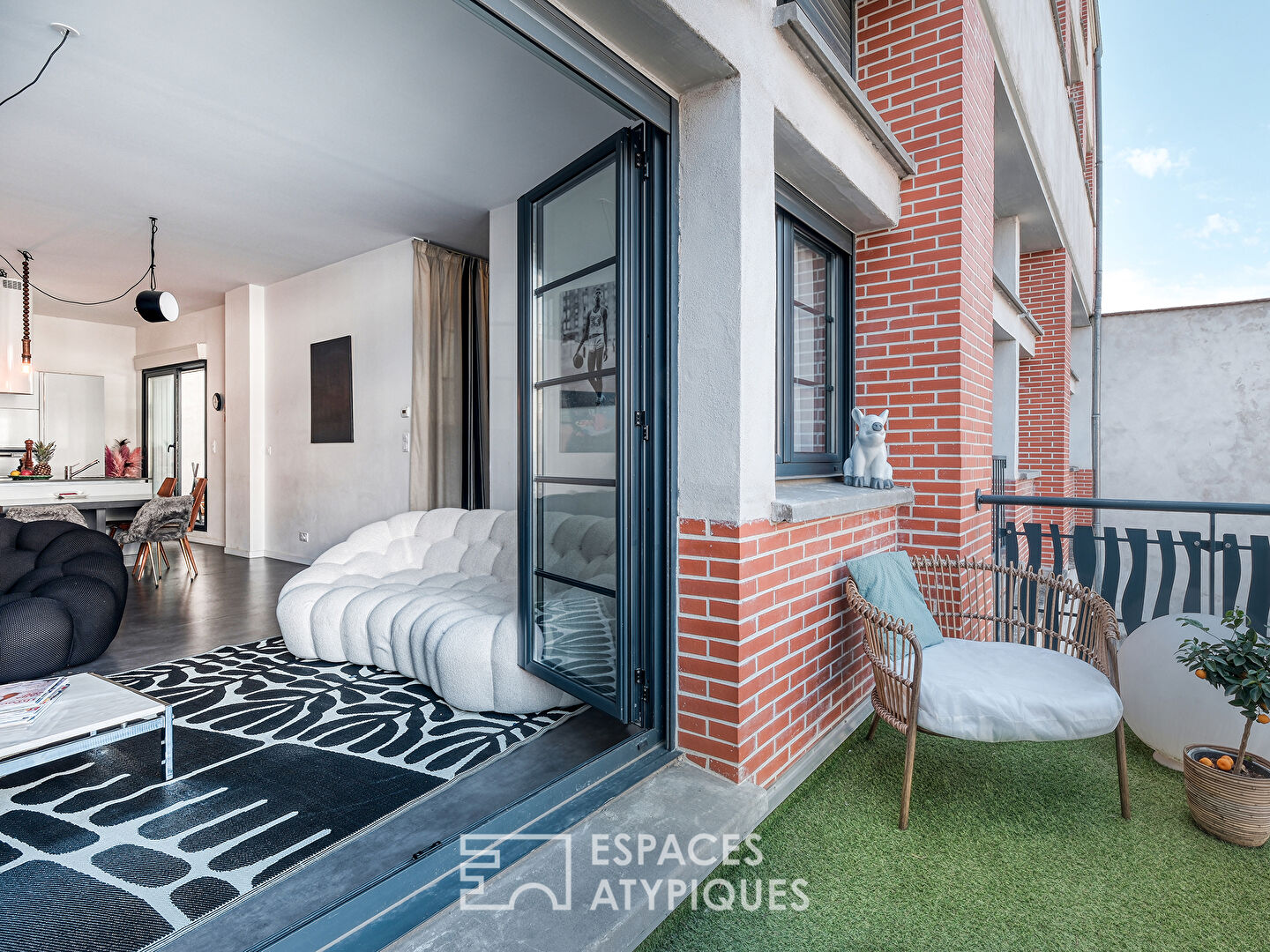 Appartement contemporain avec patio et balcon