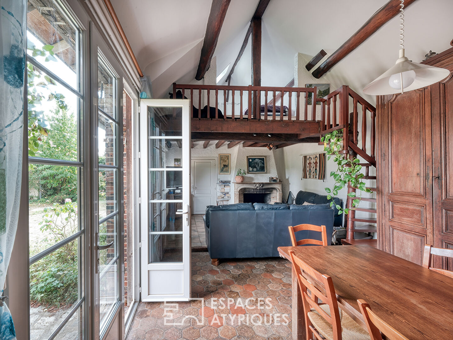 Country house with its indoor swimming pool