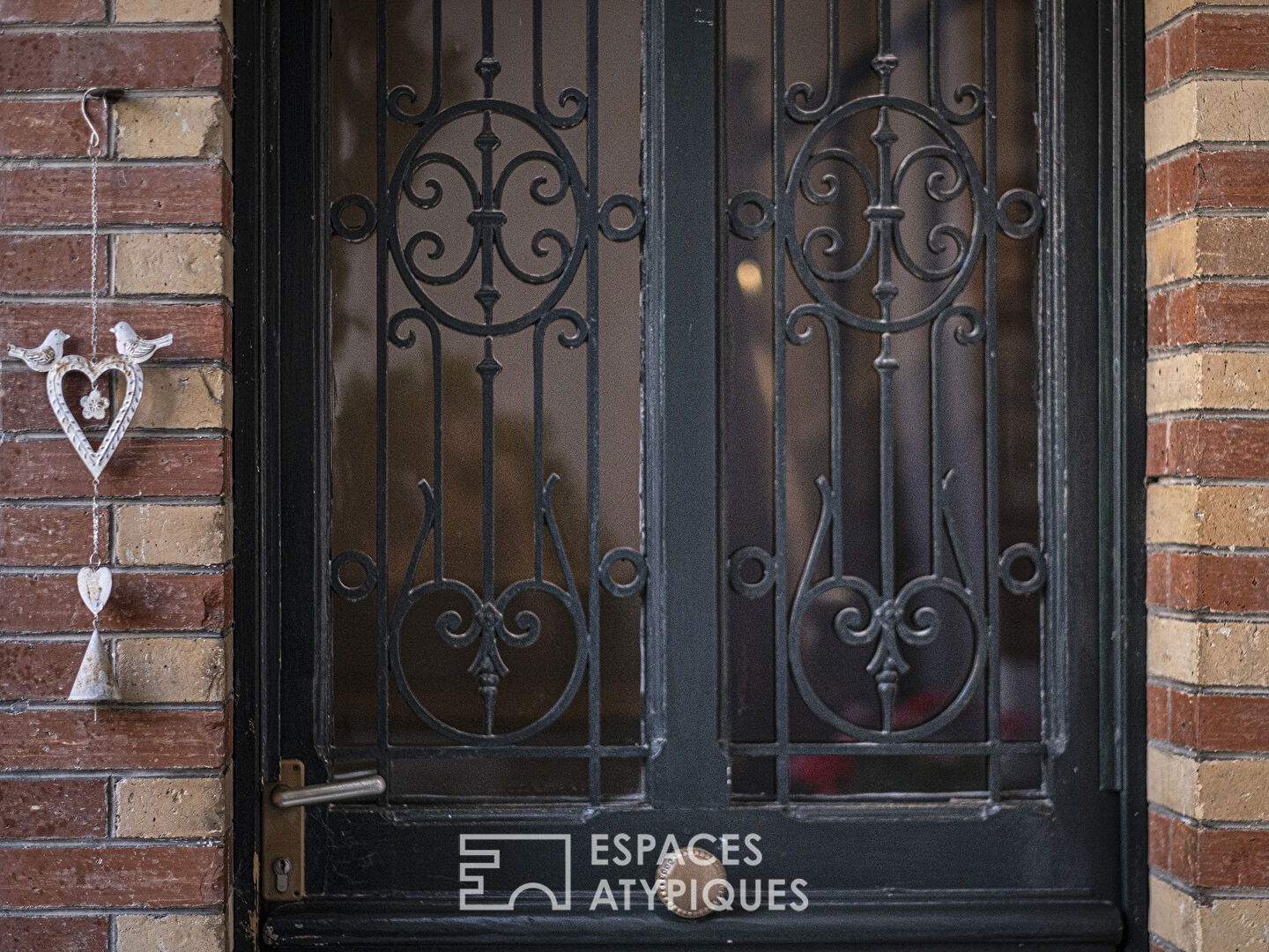 Superb bourgeois house and its discreet garden