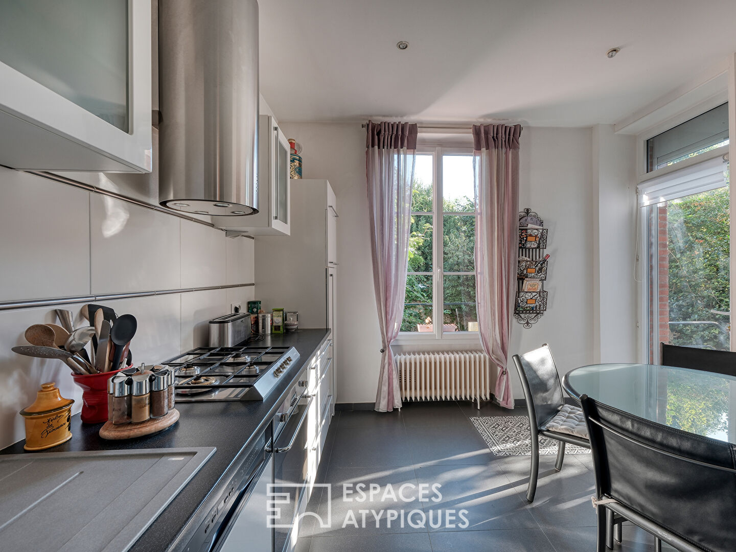 Superb bourgeois house and its discreet garden