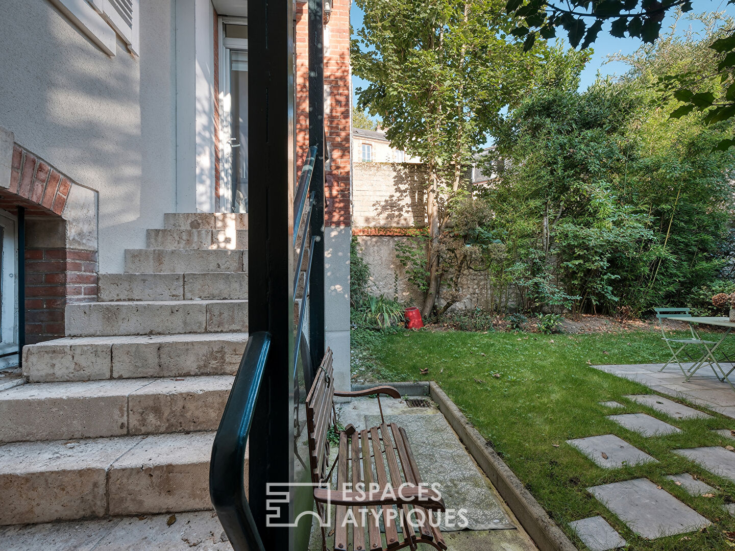 Superb bourgeois house and its discreet garden