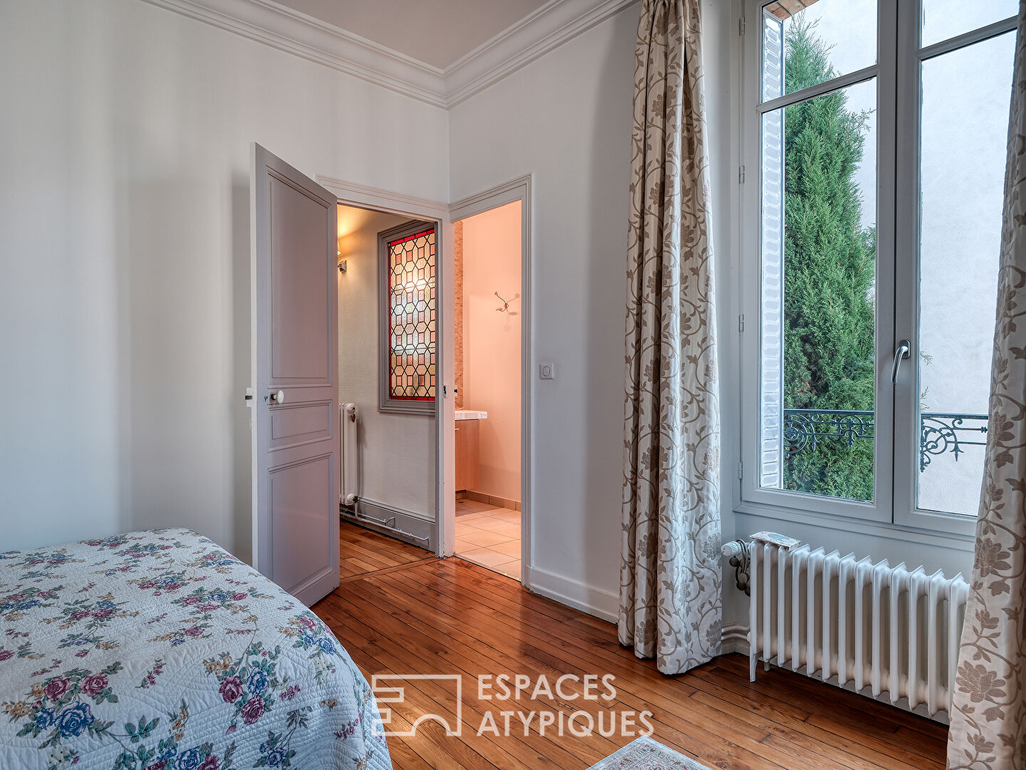 Superb bourgeois house and its discreet garden
