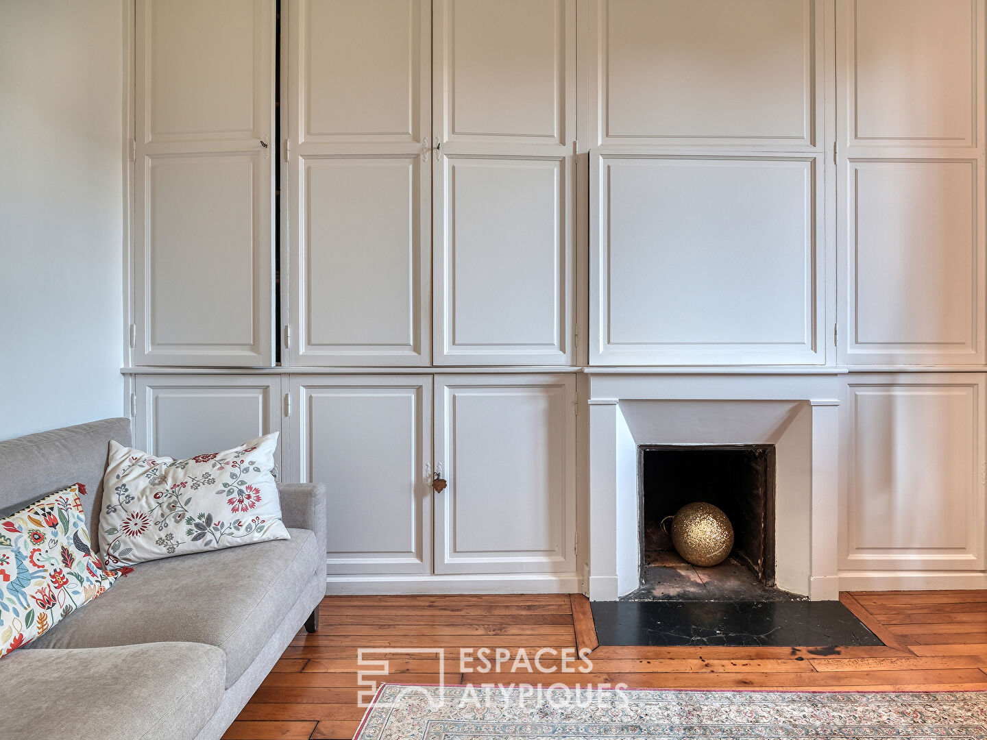 Superb bourgeois house and its discreet garden