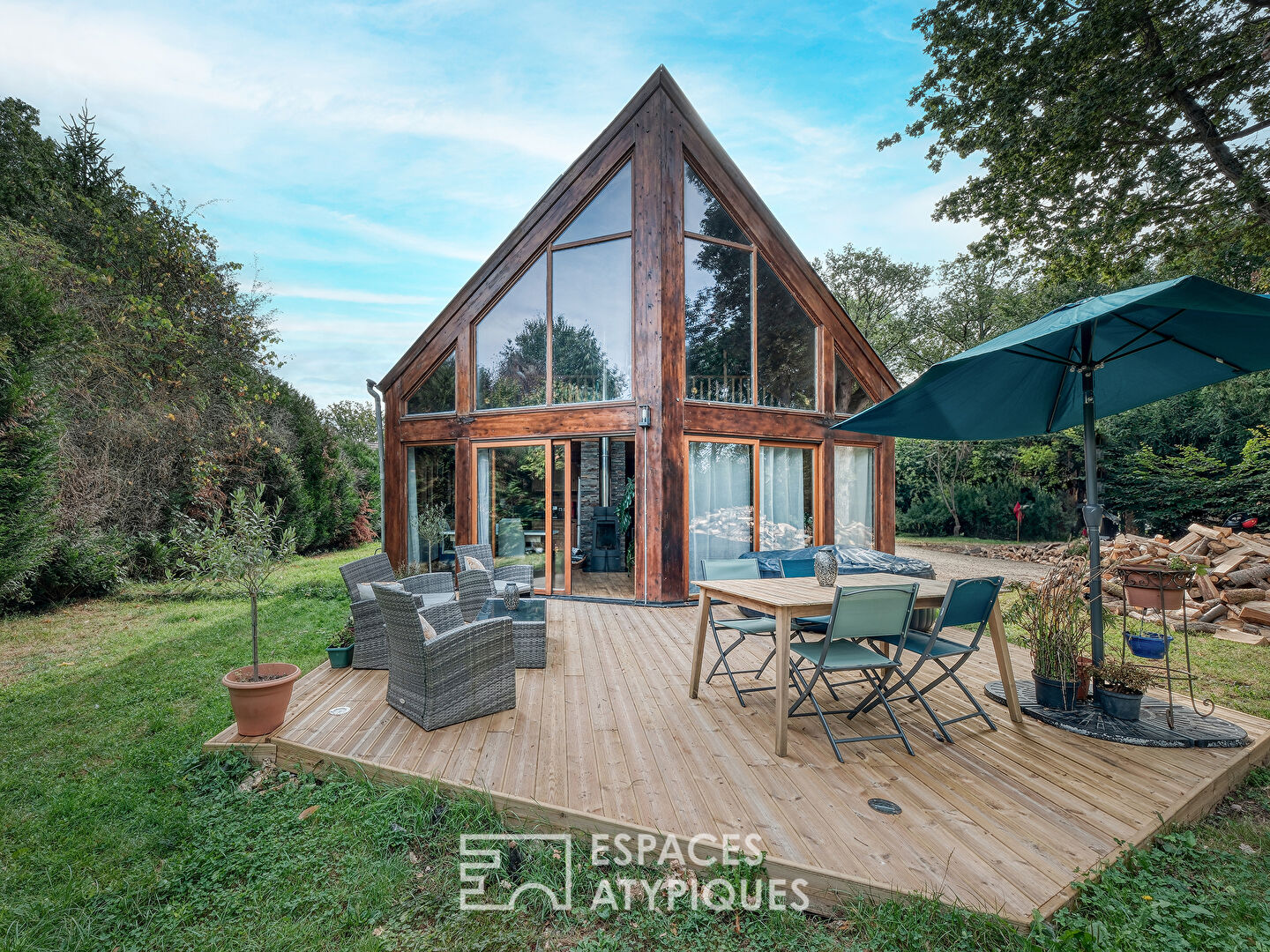 Wooden house open to nature