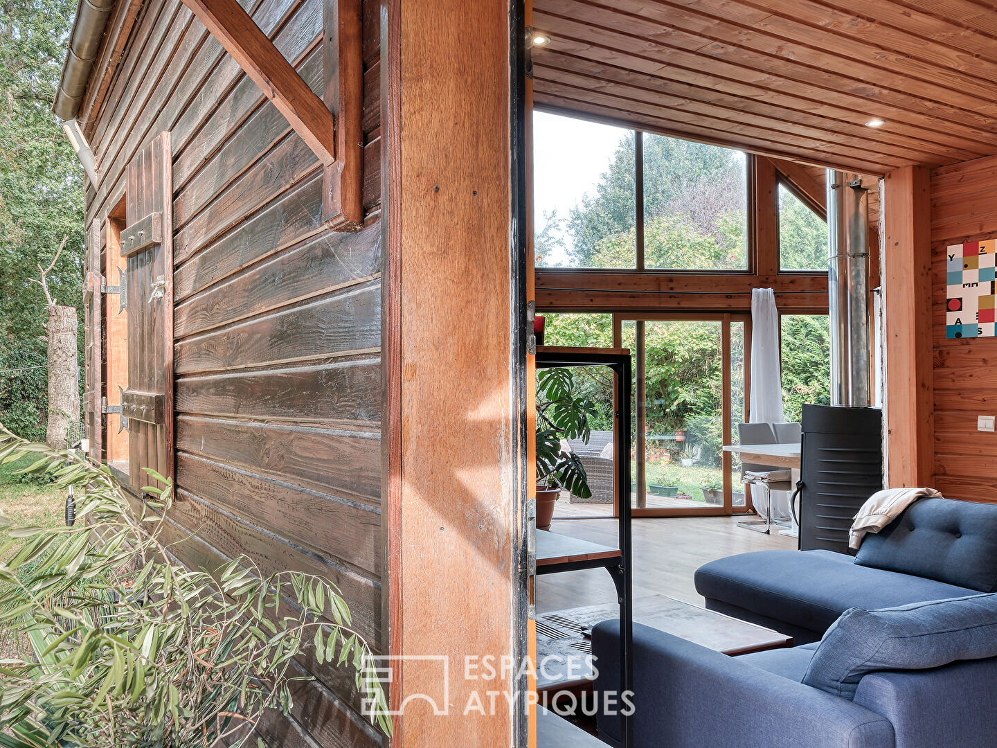 Maison en bois ouverte sur la nature