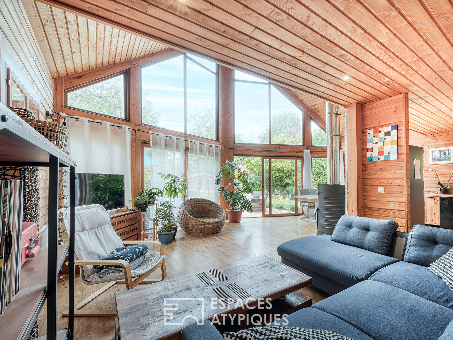 Maison en bois ouverte sur la nature