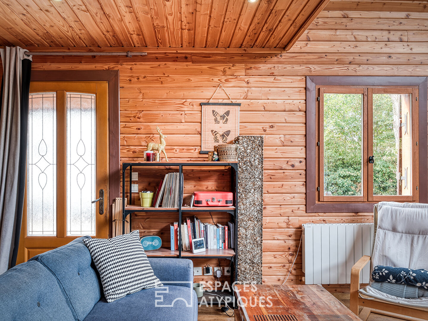 Maison en bois ouverte sur la nature