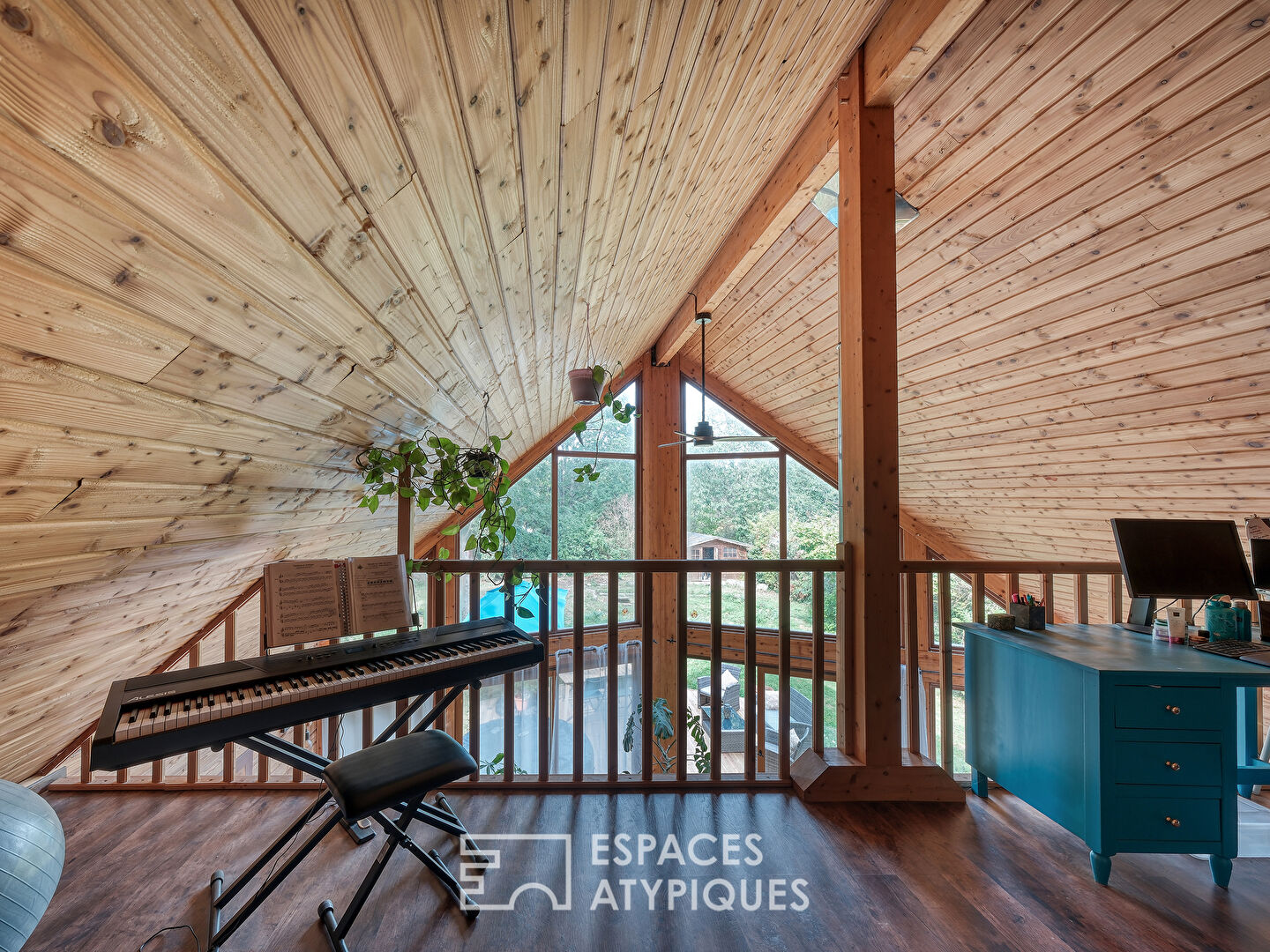 Maison en bois ouverte sur la nature