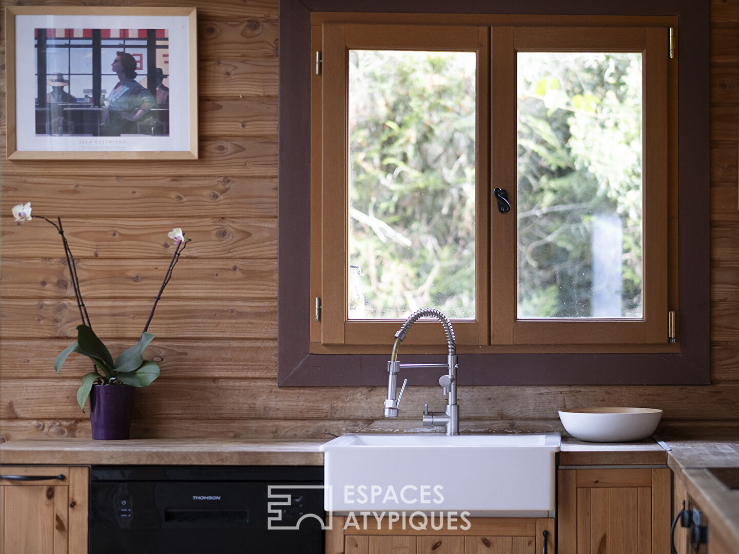 Maison en bois ouverte sur la nature